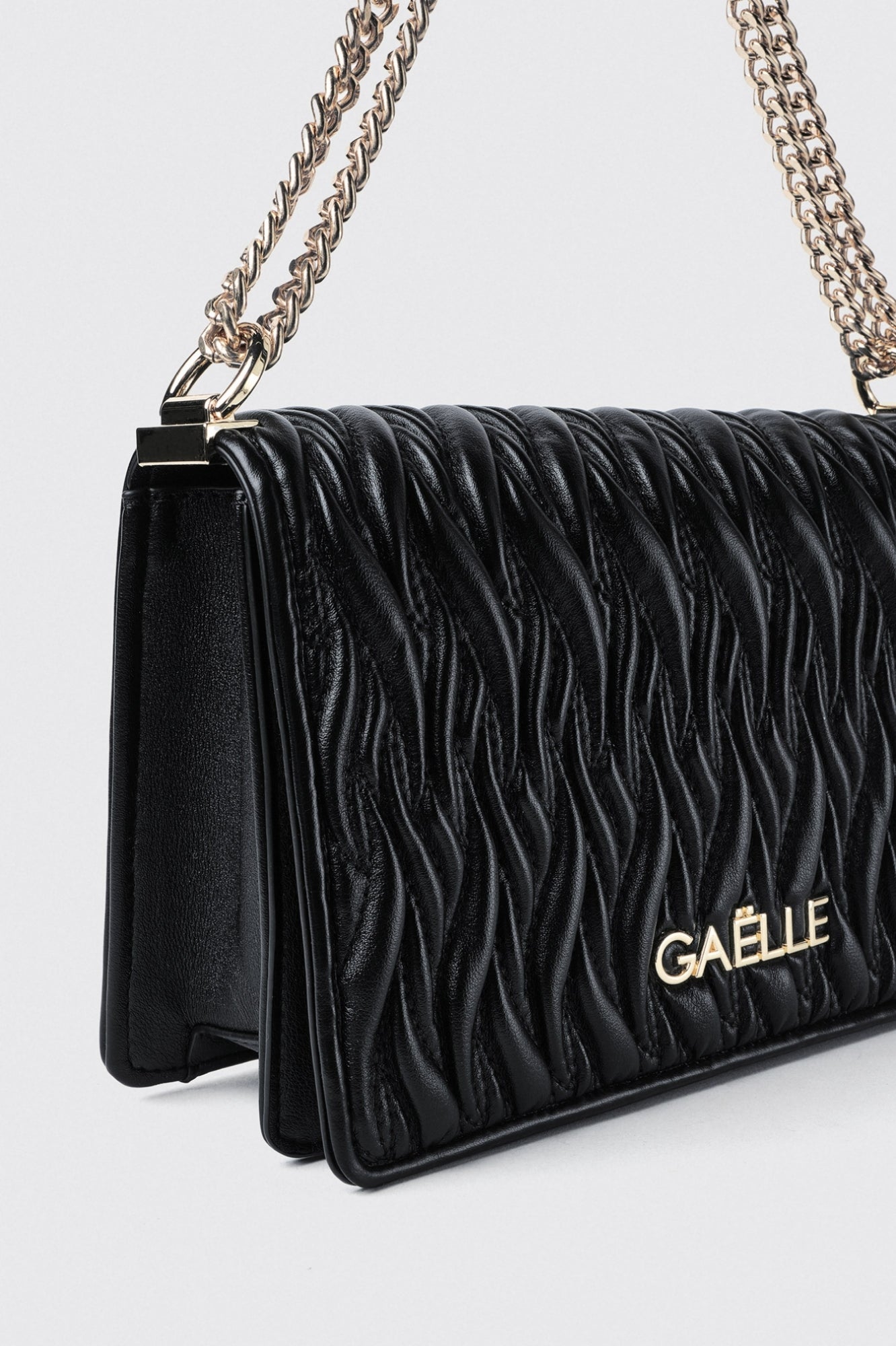 Reg shoulder strap plisse' con logo in metallo • Nero - Gaëlle Paris