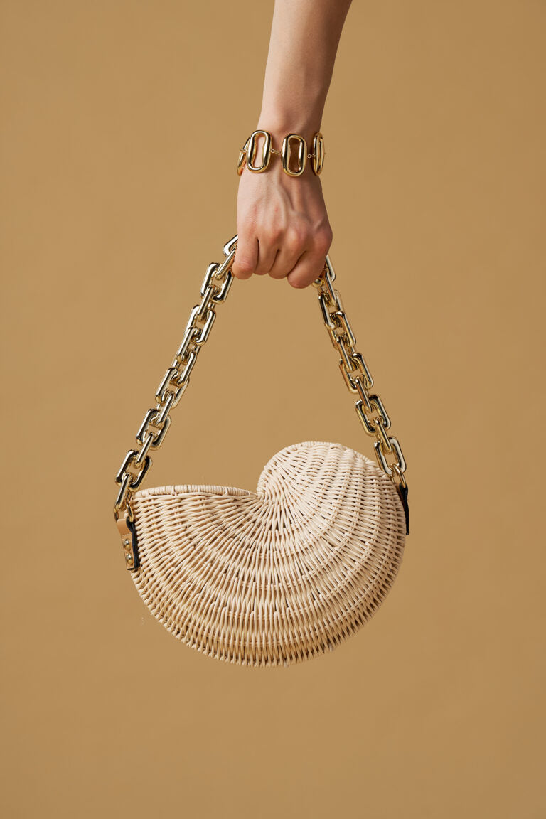 Borsa donna a conchiglia in paglia naturale con tracolla catena – clutch estiva elegante