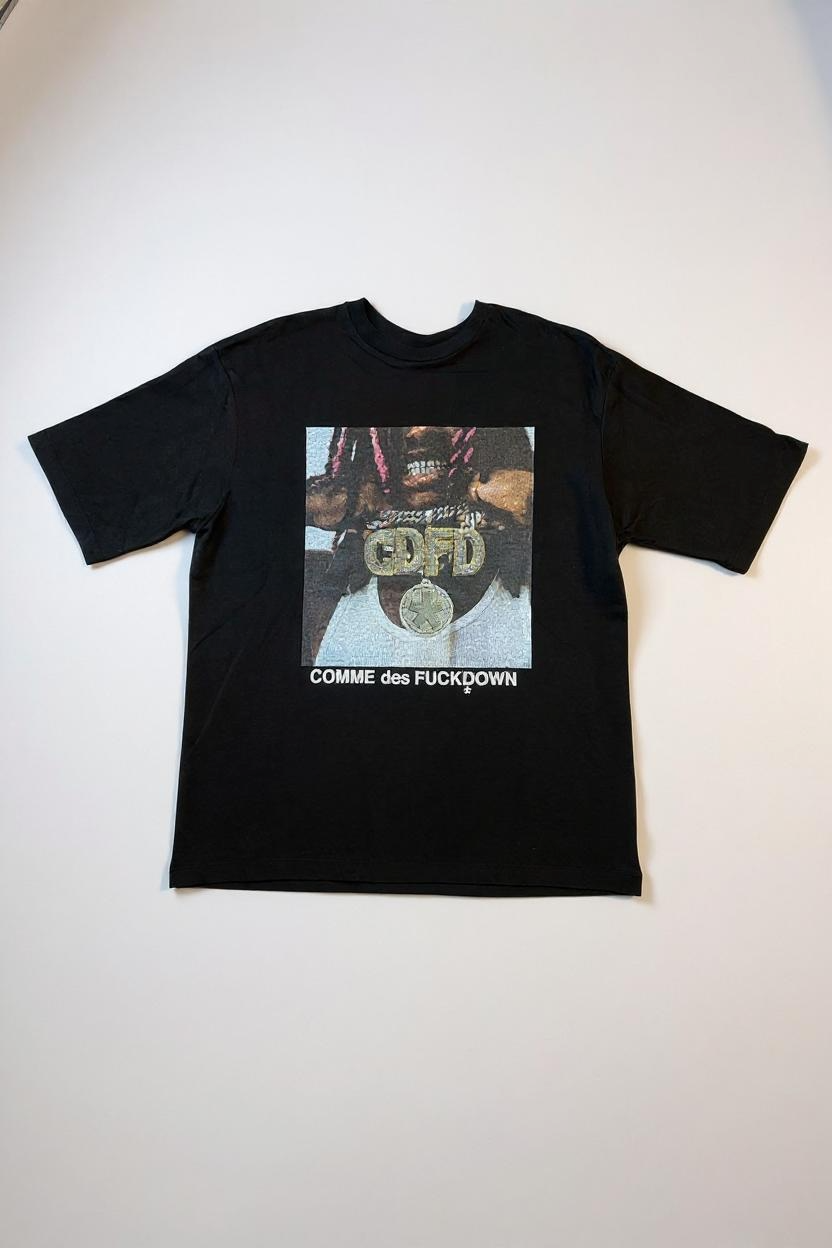 Comme Des Fuckdown - Tshirt Nera Grafica Cdfd