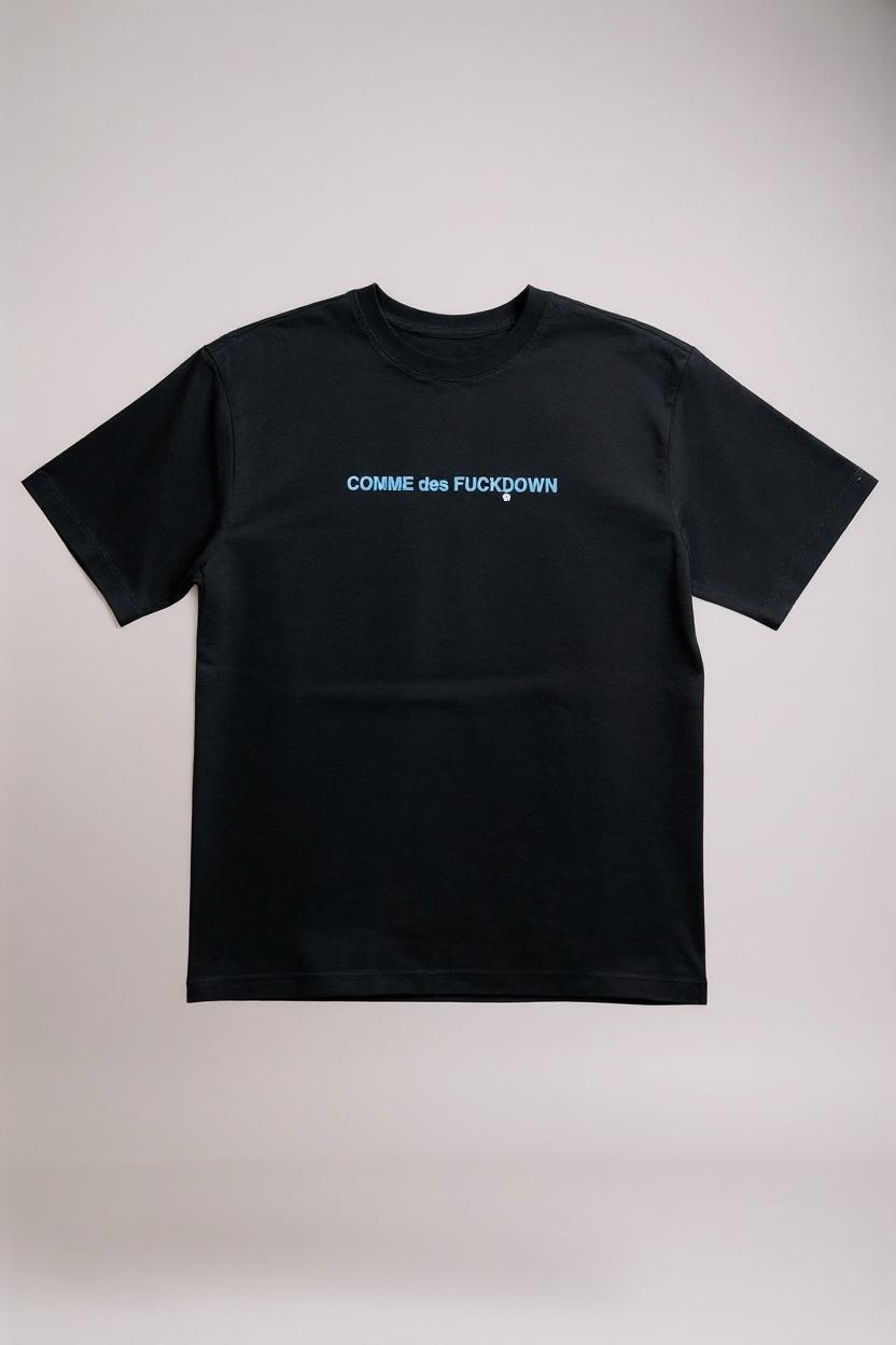 Comme Des Fuckdown - Tshirt in Jersey Nera Stampa Blu