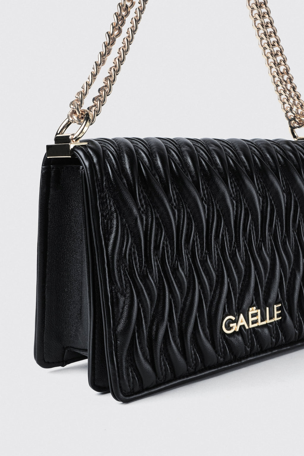 Reg shoulder strap plisse' con logo in metallo • Nero - Gaëlle Paris