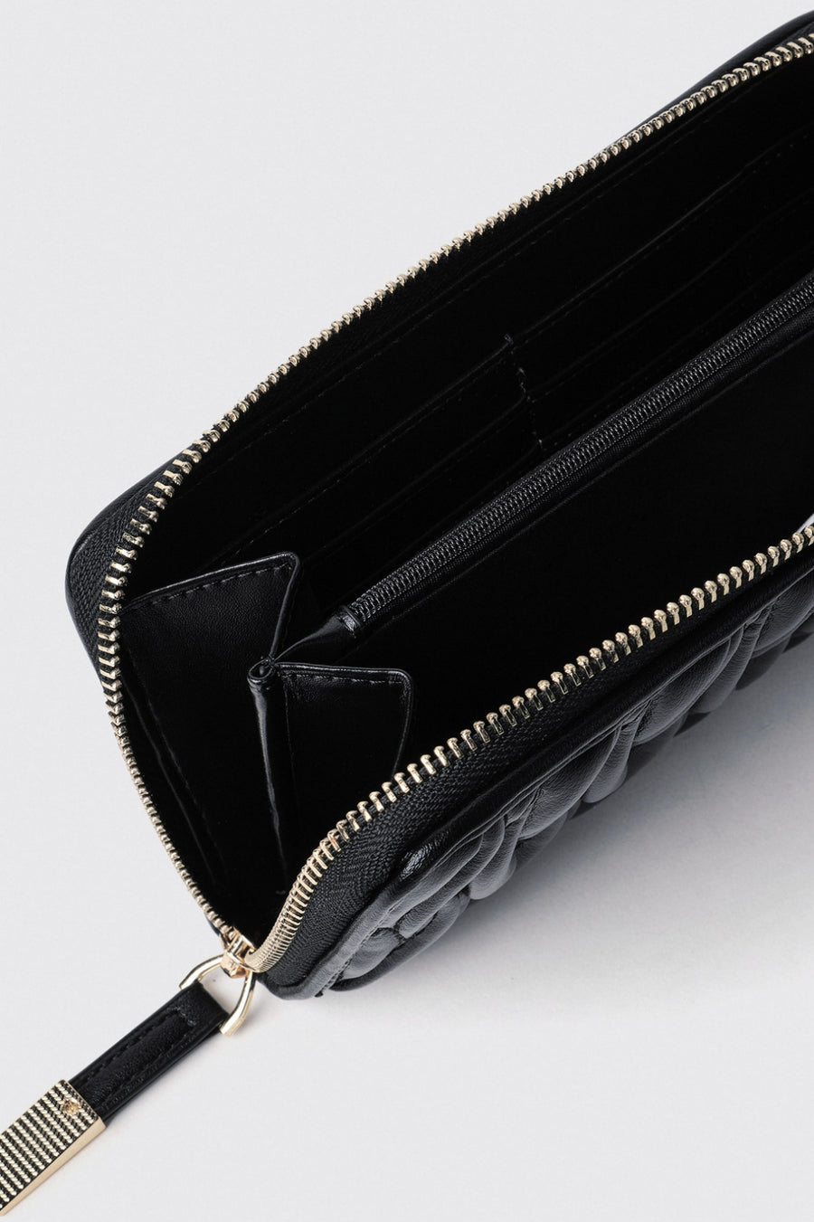 Reg Zip Around Plisse' con Logo in Metallo • Nero - Gaëlle Paris — 2/2