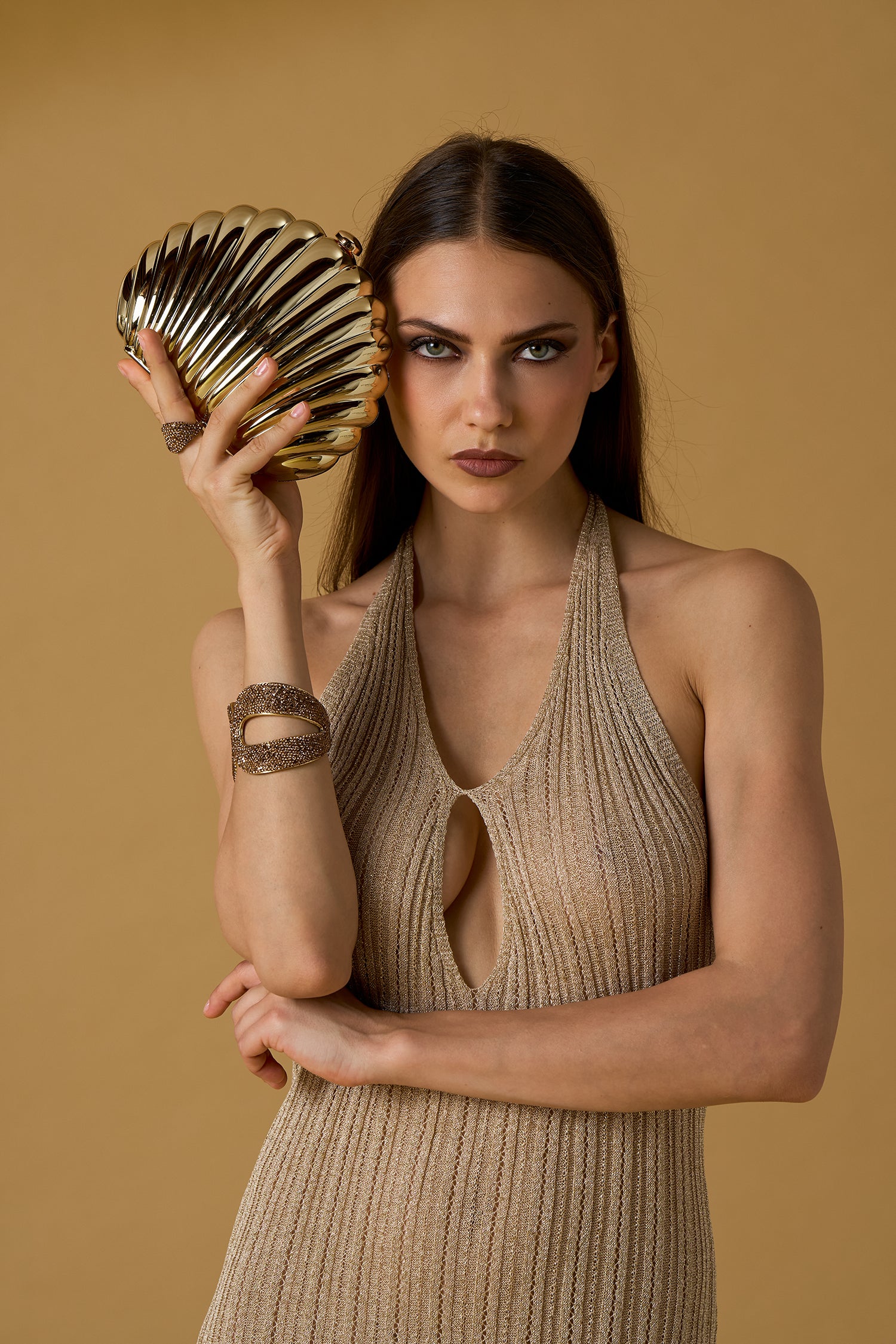 Borsa donna a conchiglia oro – clutch elegante con tracolla catena