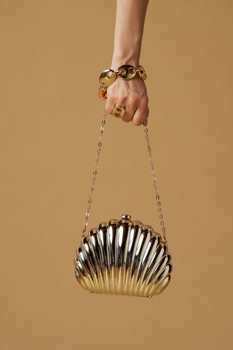 Borsa donna a conchiglia oro – clutch elegante con tracolla catena