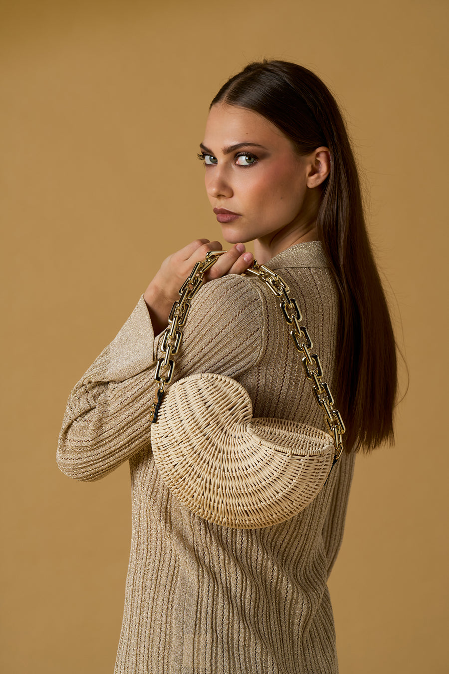 Borsa donna a conchiglia in paglia naturale con tracolla catena – clutch estiva elegante — 2/2