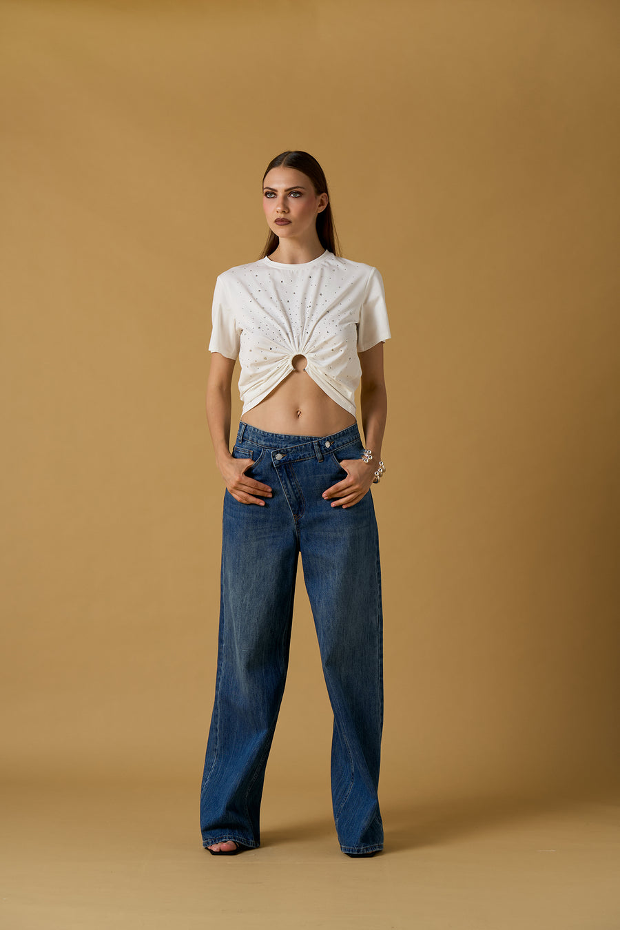 T-shirt donna No Secret bianca con strass e dettaglio cut-out – maglia corta elegante e glamour — 2/3
