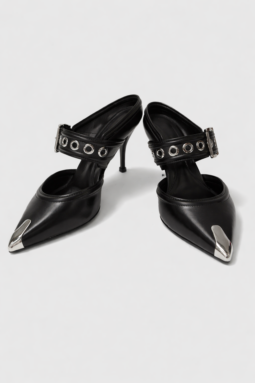 Décolleté slingback Alexander McQueen in pelle nera con dettagli metallici