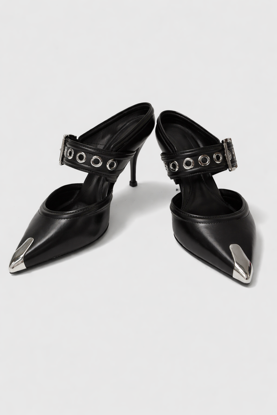 Décolleté slingback Alexander McQueen in pelle nera con dettagli metallici — 1/2