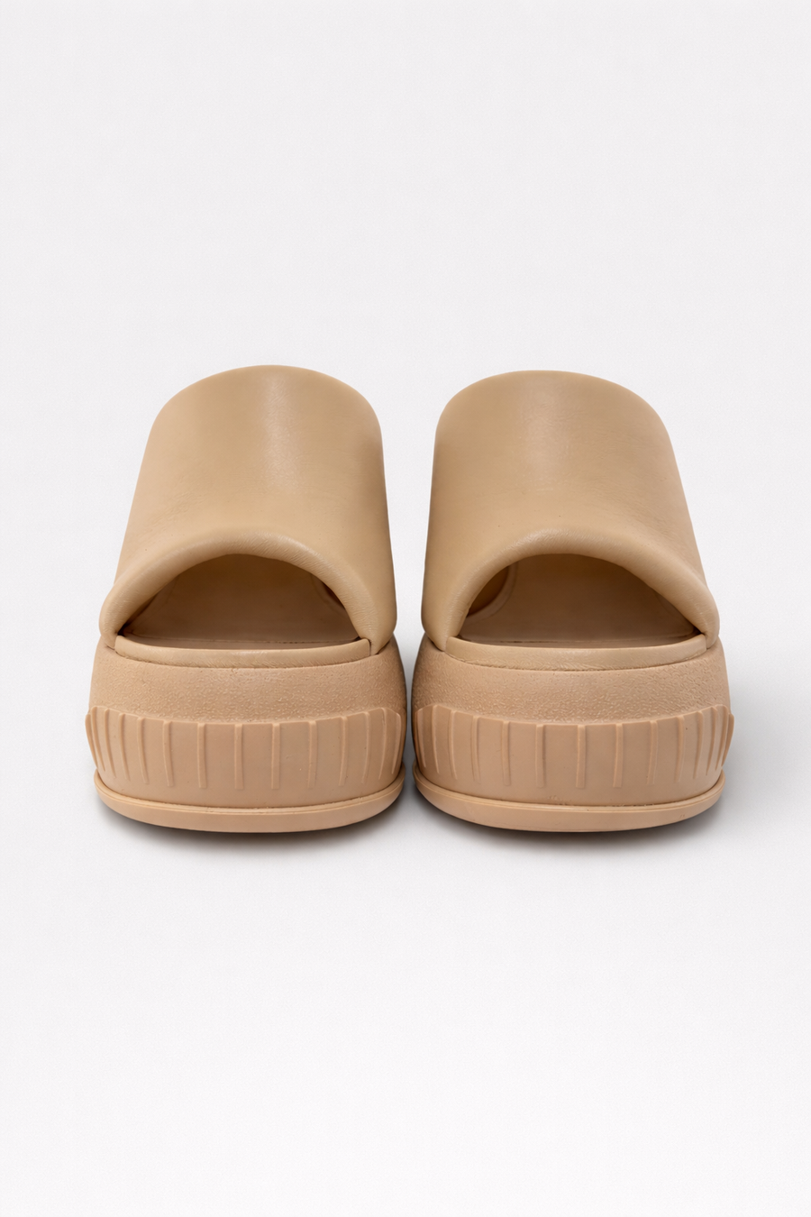 Sandali Fendi con Zeppa in Gomma Beige – Design Iconico e Comfort Luxury — 2/3