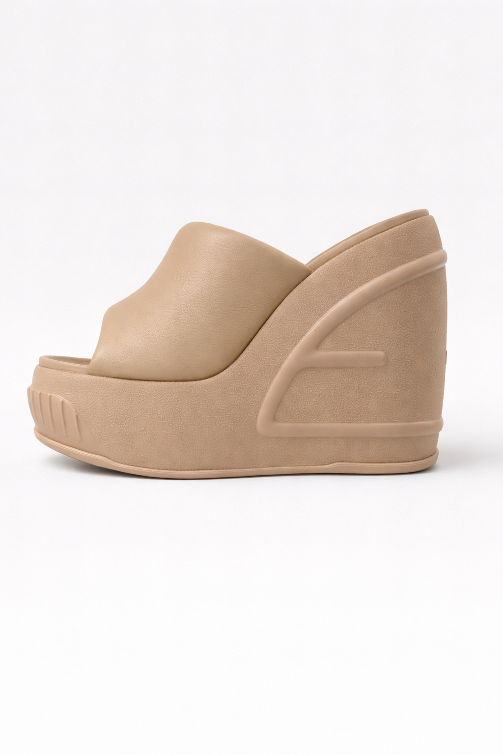 Sandali Fendi con Zeppa in Gomma Beige – Design Iconico e Comfort Luxury