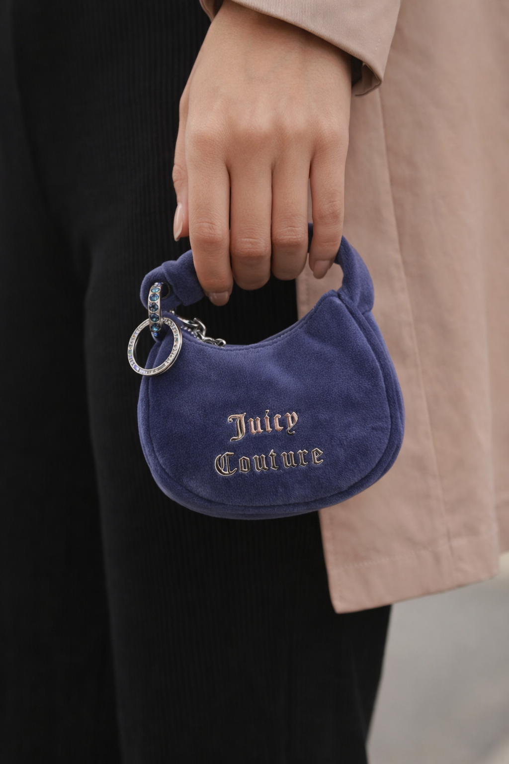 Borsa Mini Juicy Couture in velluto blu con charm gioiello