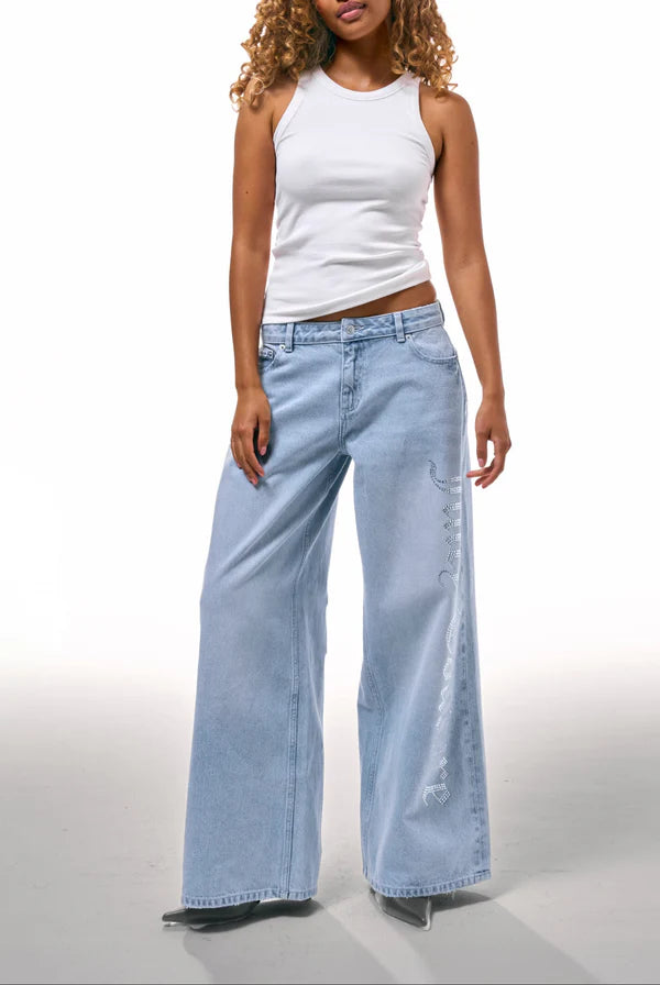 Jeans Wide Leg Juicy Couture con Logo Strass – Lavaggio Chiaro — 1/3
