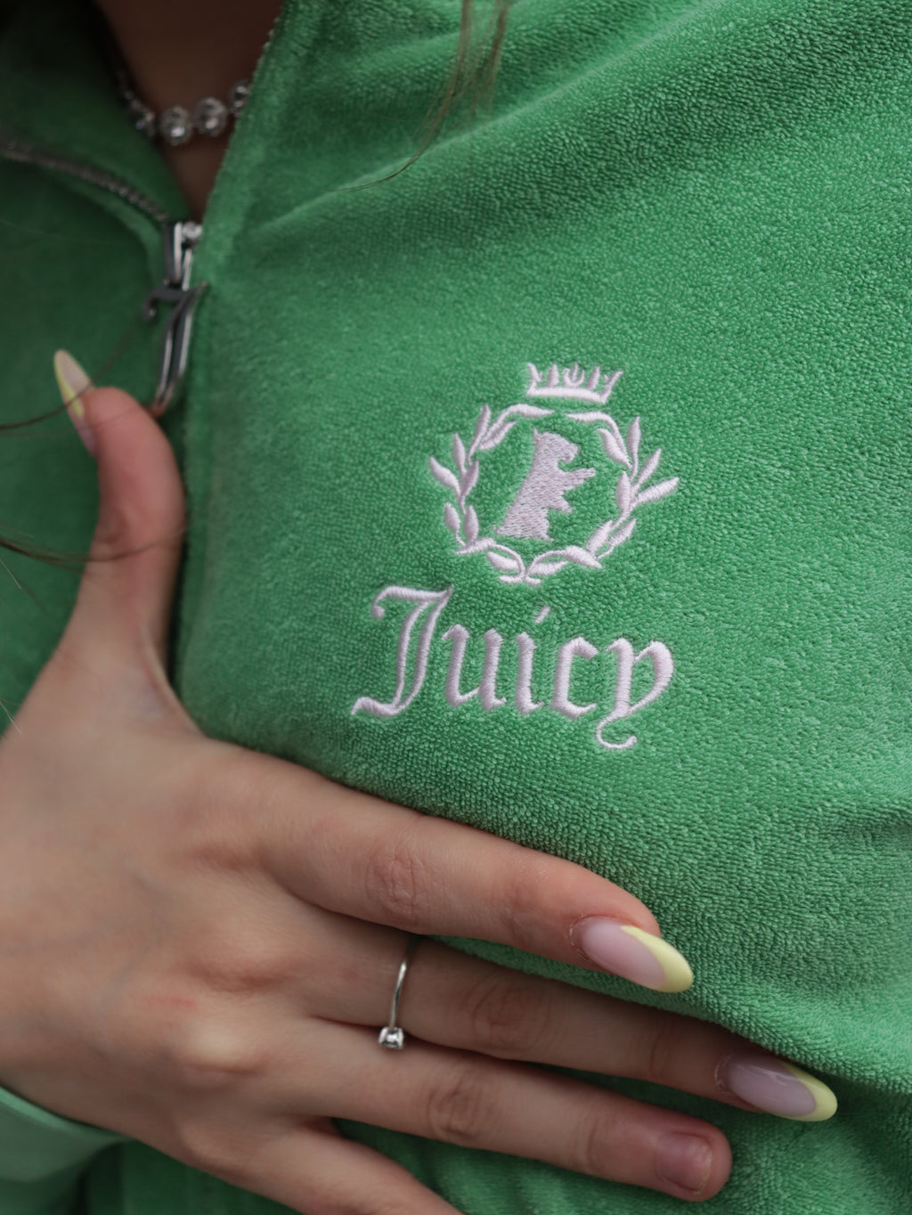 Tuta Juicy Couture in Velour Verde con Logo Ricamato