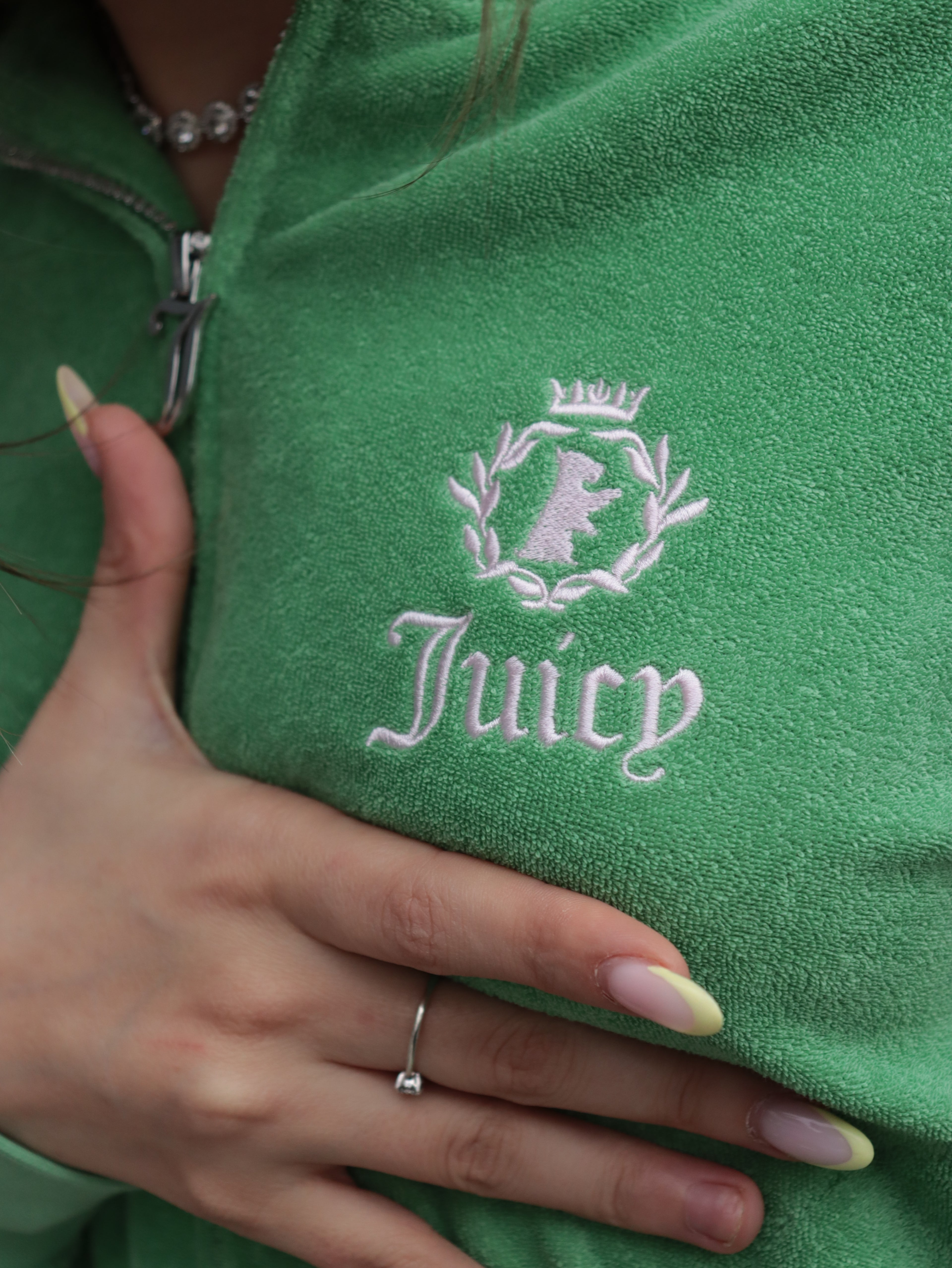 Tuta Juicy Couture in Velour Verde con Logo Ricamato