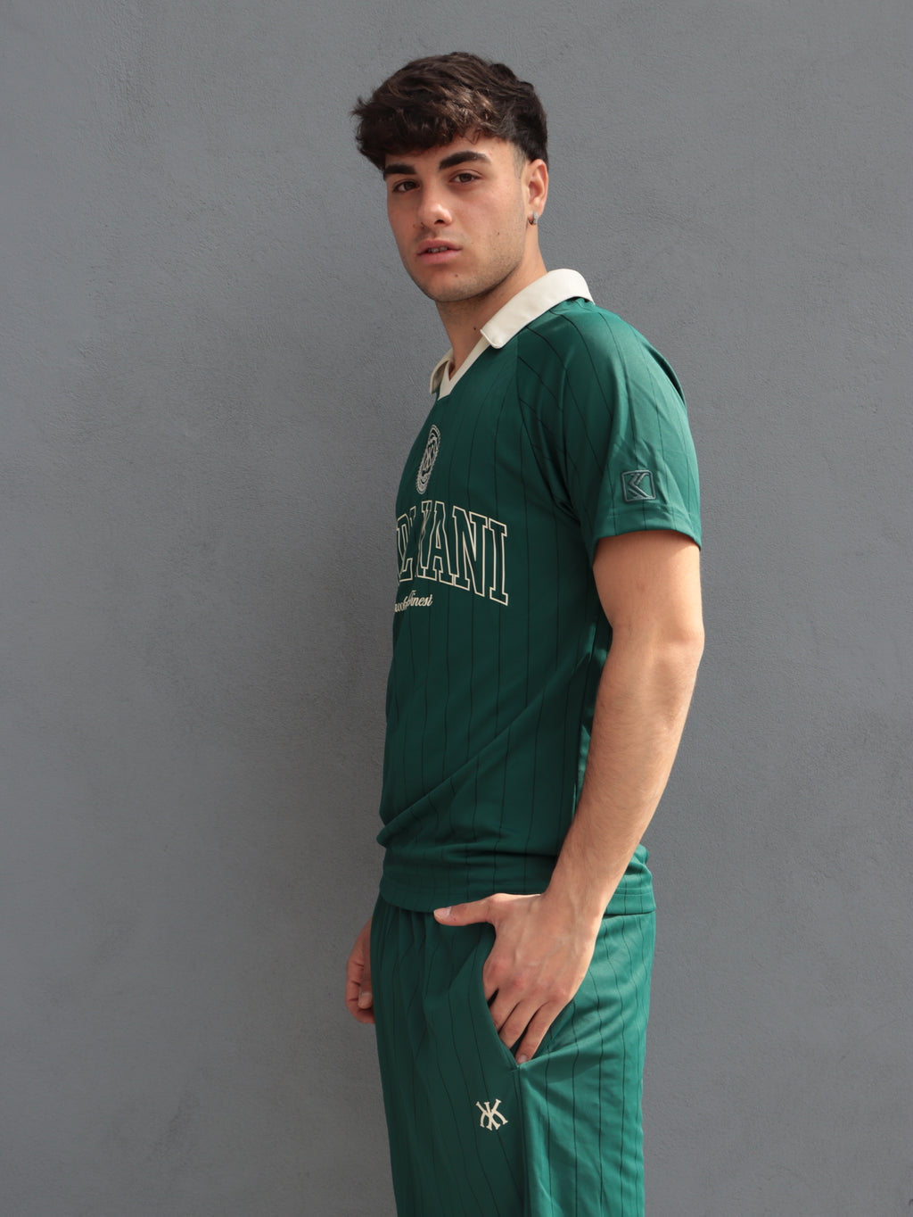 T-shirt Karl Kani Verde Uomo – Stile Streetwear Vintage con Colletto Polo