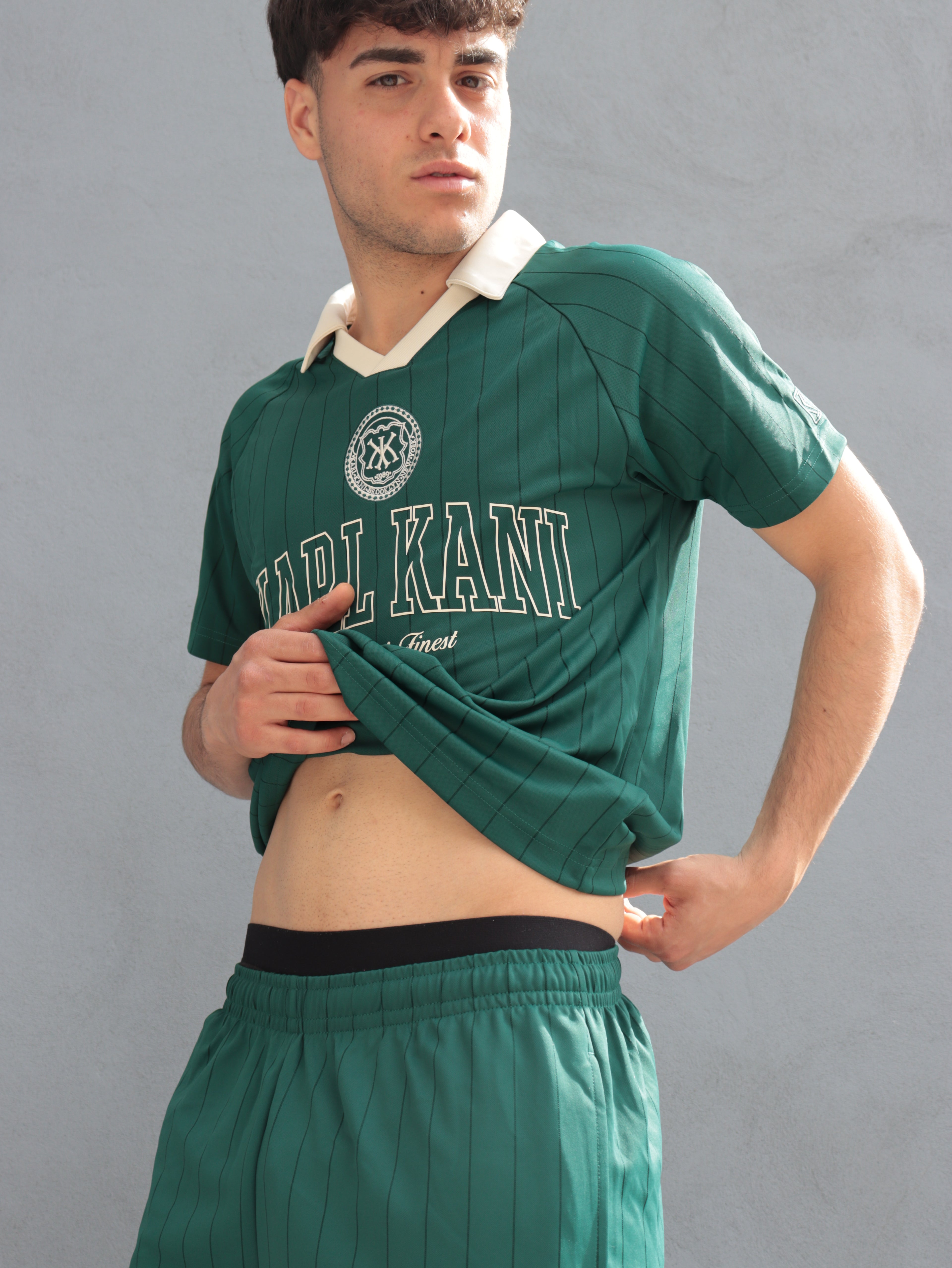 T-shirt Karl Kani Verde Uomo – Stile Streetwear Vintage con Colletto Polo