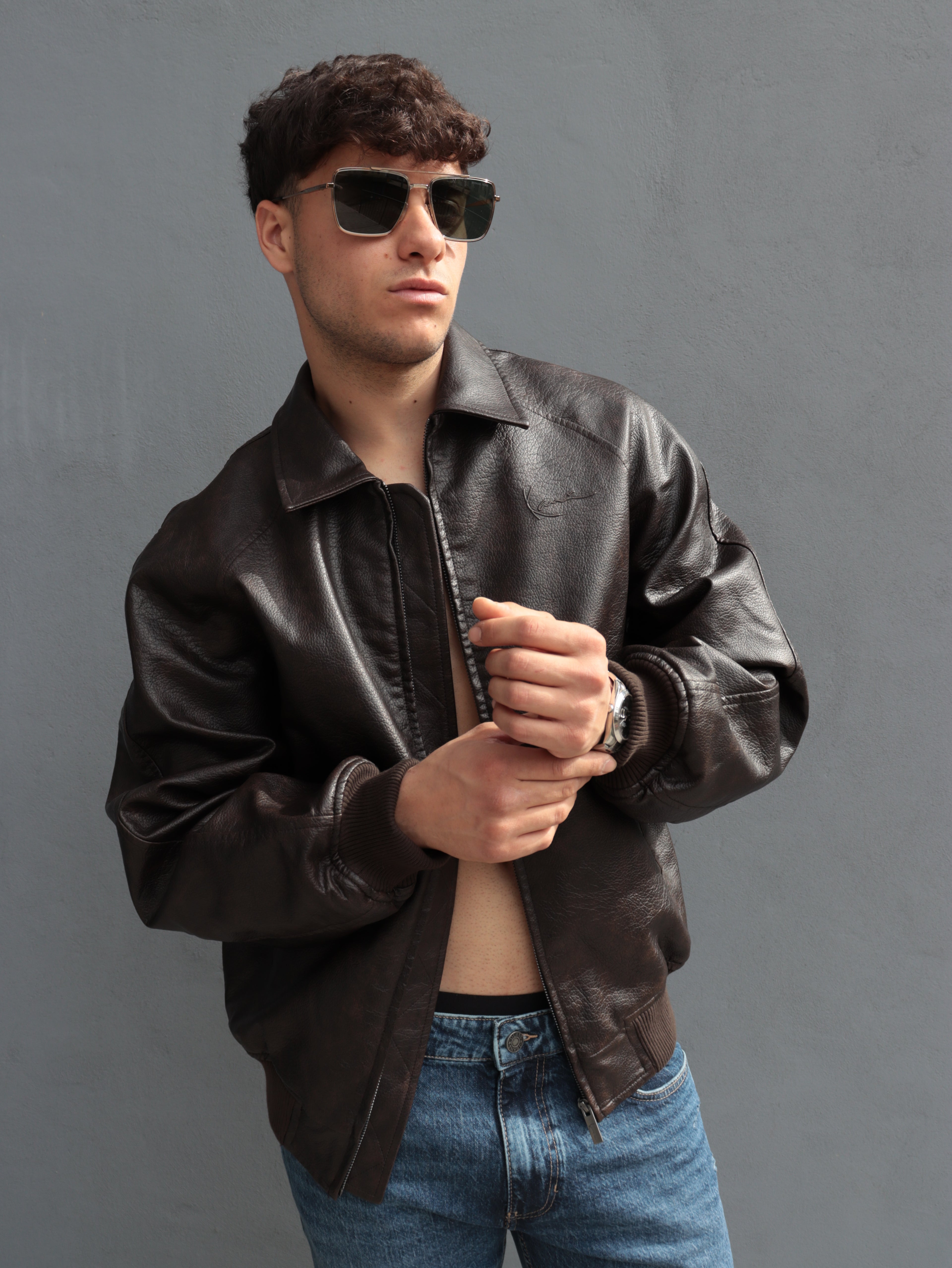 Giubbotto Karl Kani in pelle effetto vintage – Stile streetwear iconico