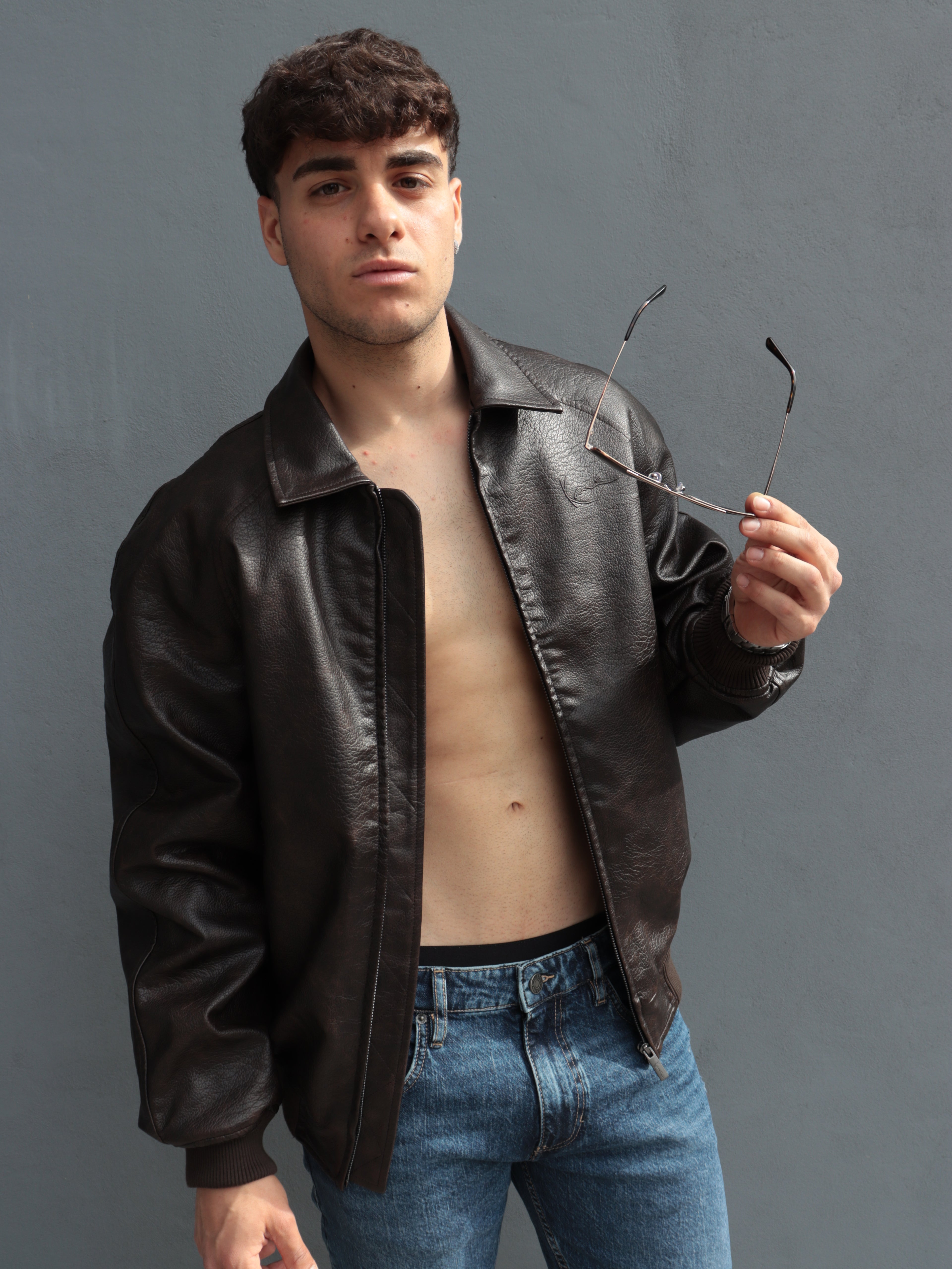 Giubbotto Karl Kani in pelle effetto vintage – Stile streetwear iconico