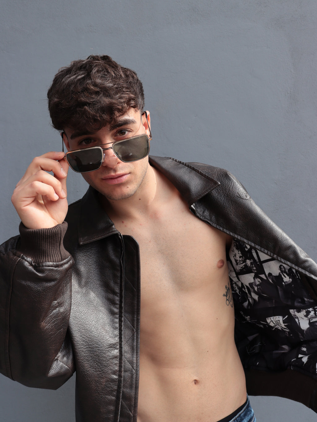 Giubbotto Karl Kani in pelle effetto vintage – Stile streetwear iconico