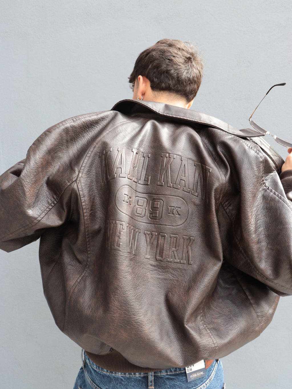 Giubbotto Karl Kani in pelle effetto vintage – Stile streetwear iconico