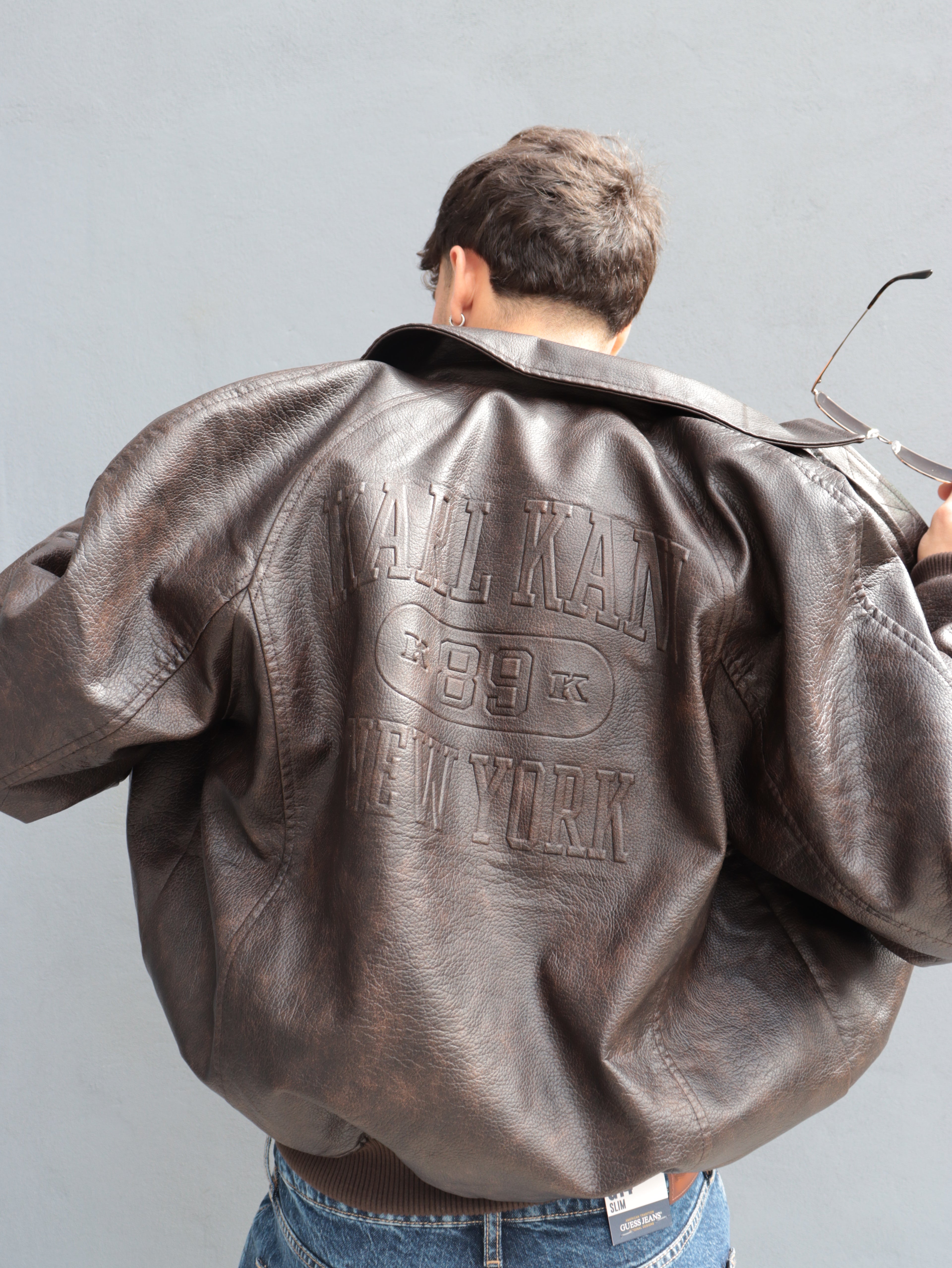 Giubbotto Karl Kani in pelle effetto vintage – Stile streetwear iconico