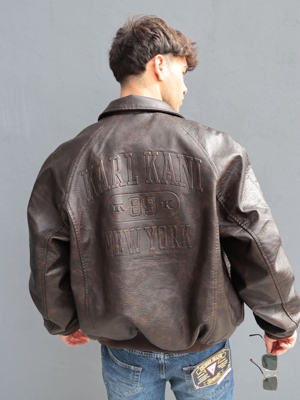 Giubbotto Karl Kani in pelle effetto vintage – Stile streetwear iconico