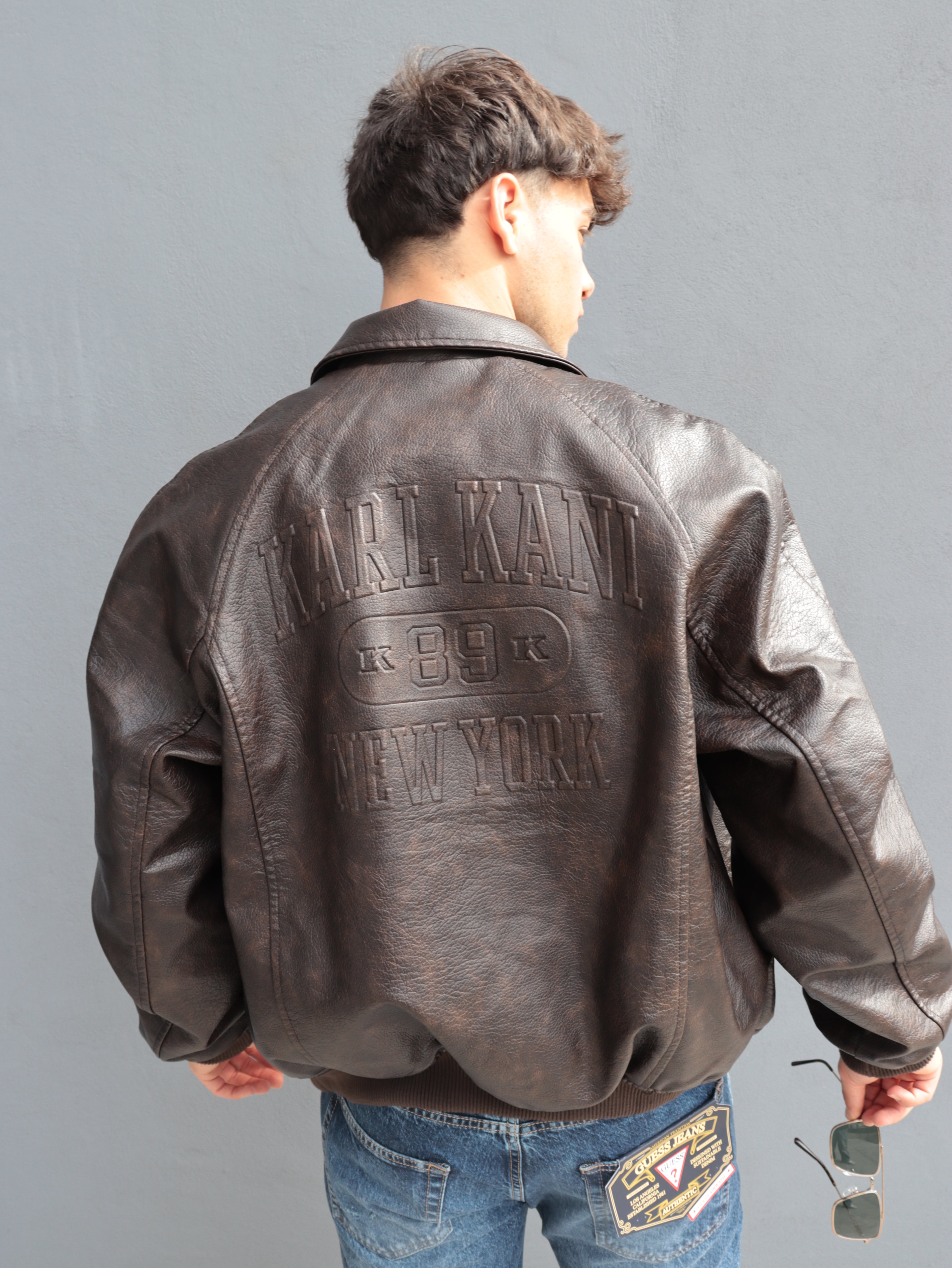 Giubbotto Karl Kani in pelle effetto vintage – Stile streetwear iconico