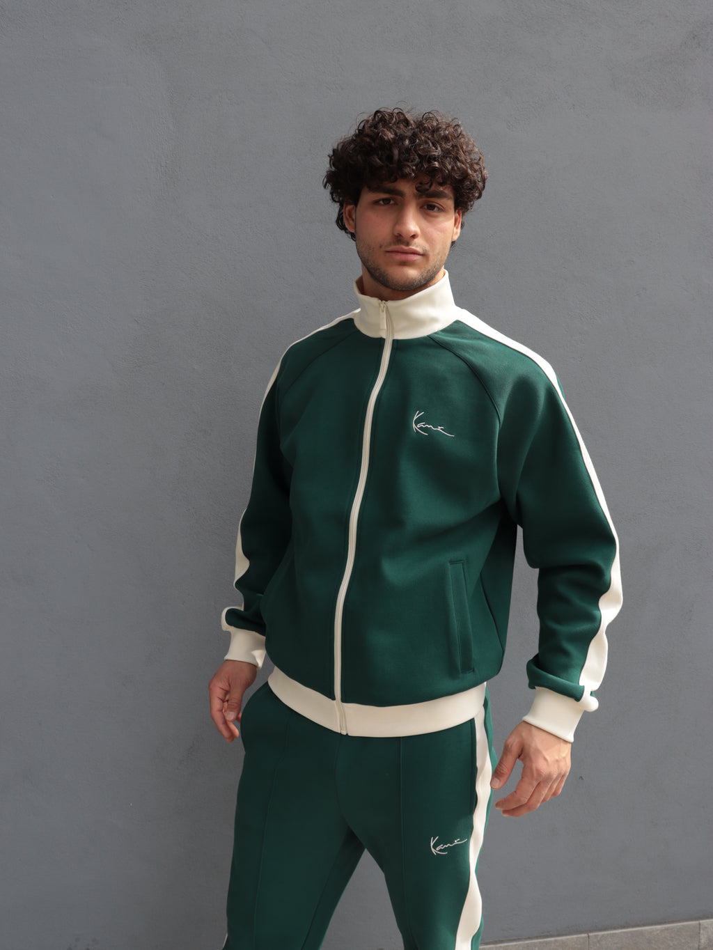 Tuta Karl Kani verde con bande laterali – Stile streetwear premium
