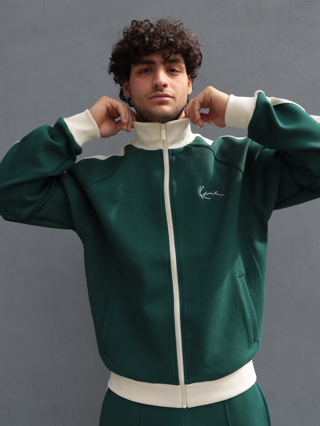 Tuta Karl Kani verde con bande laterali – Stile streetwear premium
