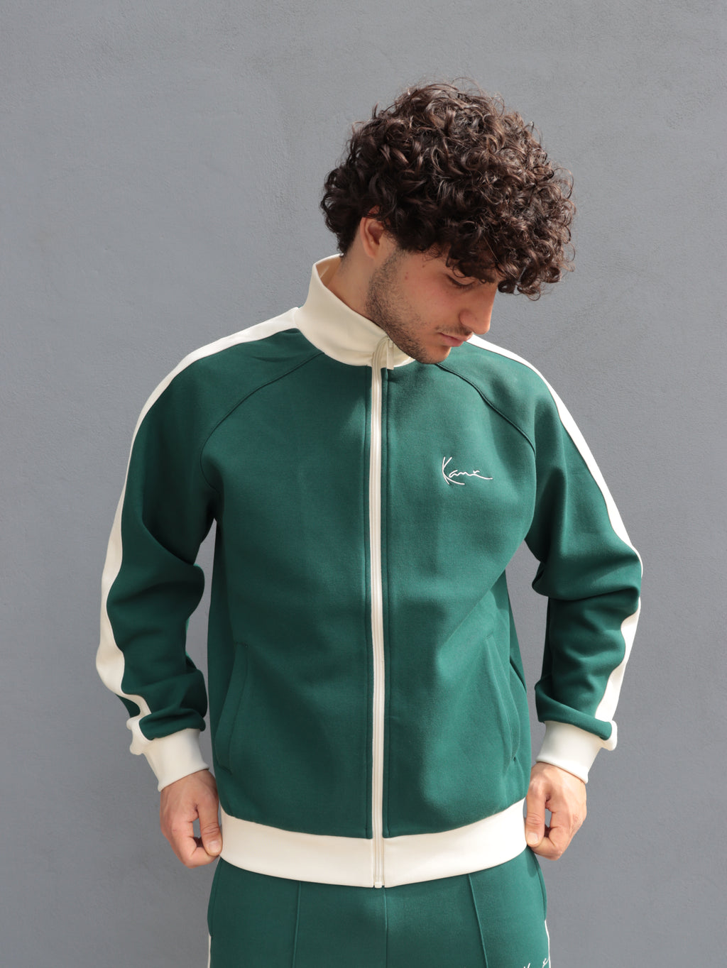 Tuta Karl Kani verde con bande laterali – Stile streetwear premium