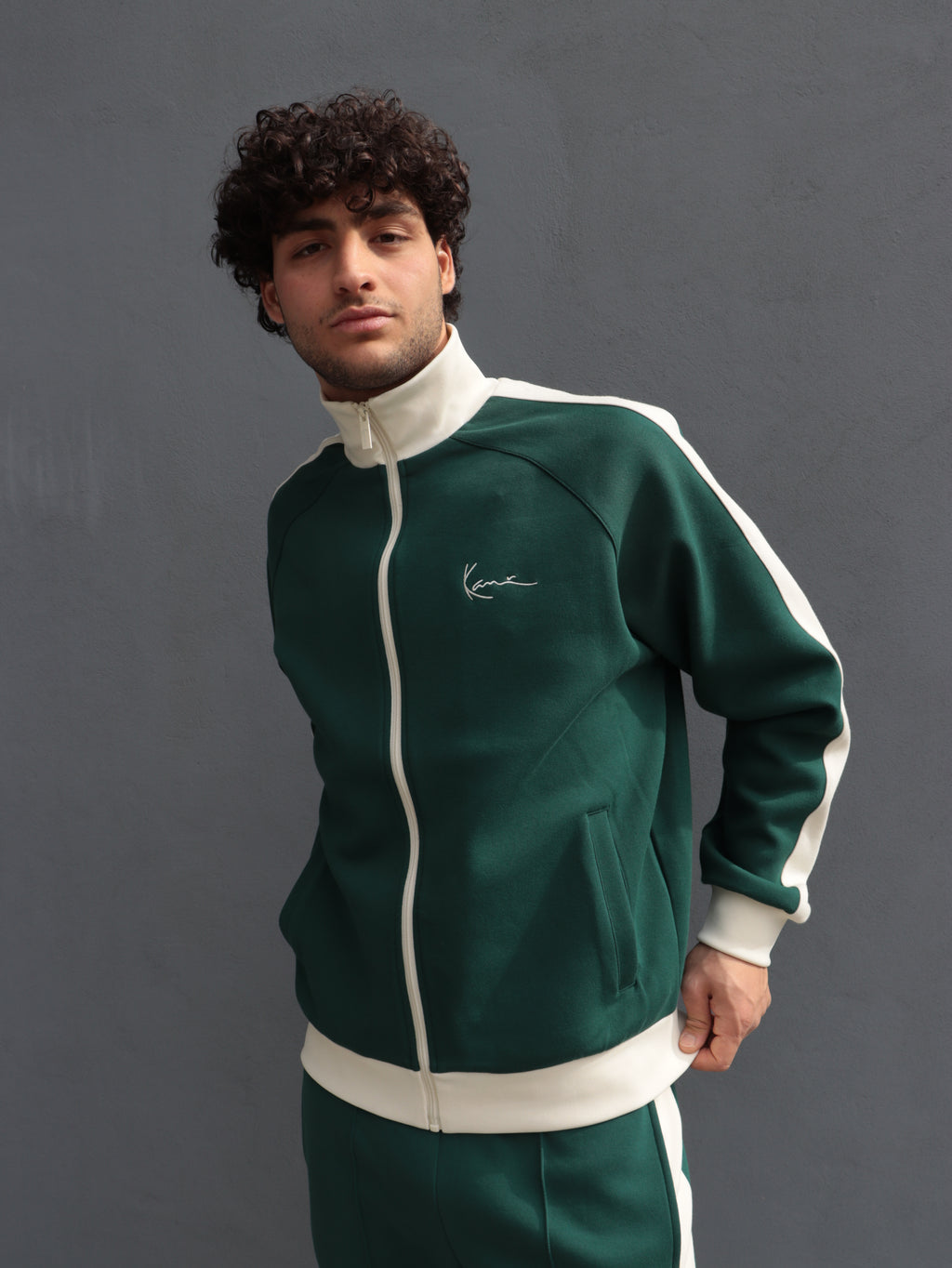 Tuta Karl Kani verde con bande laterali – Stile streetwear premium