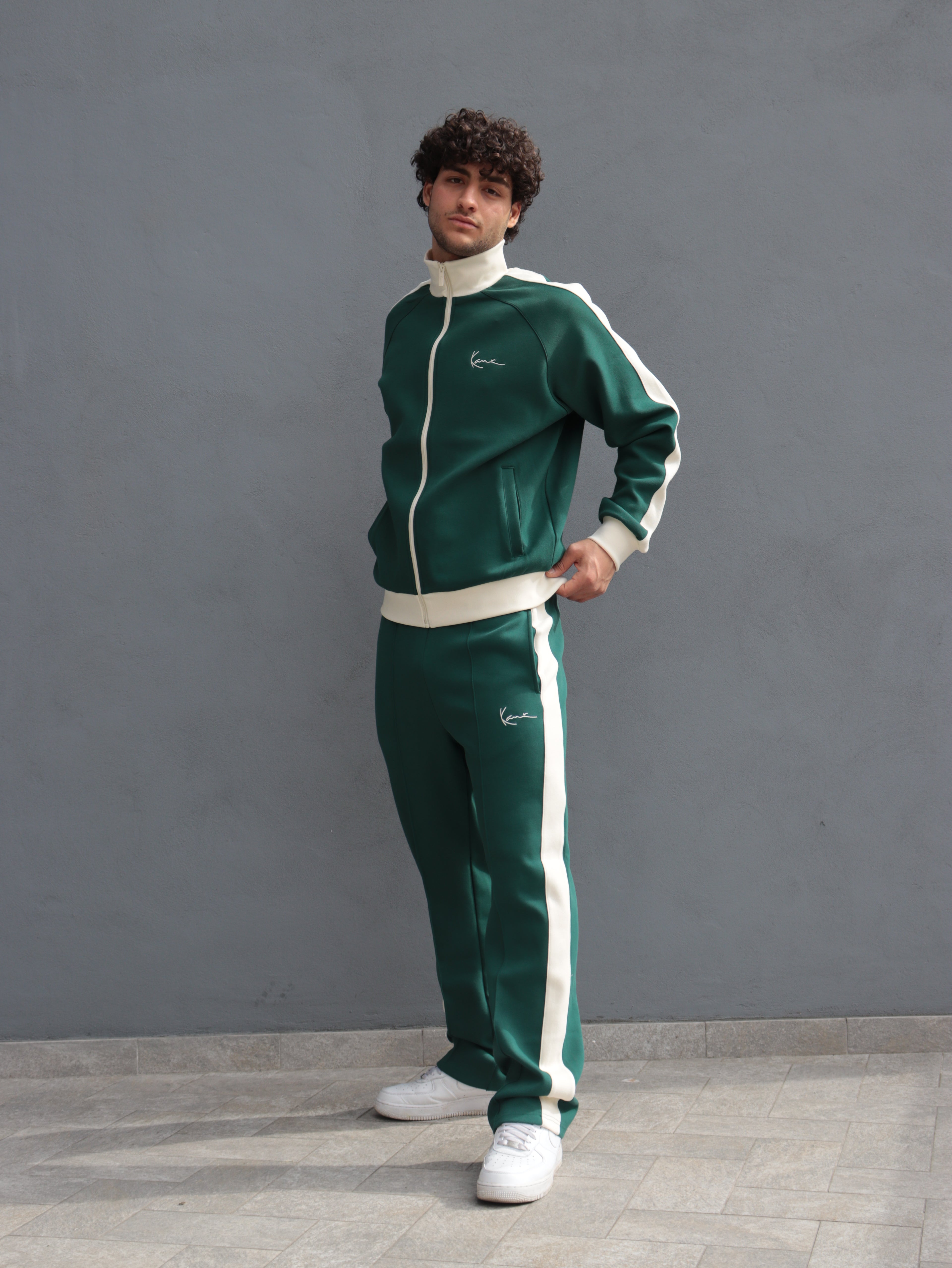 Tuta Karl Kani verde con bande laterali – Stile streetwear premium