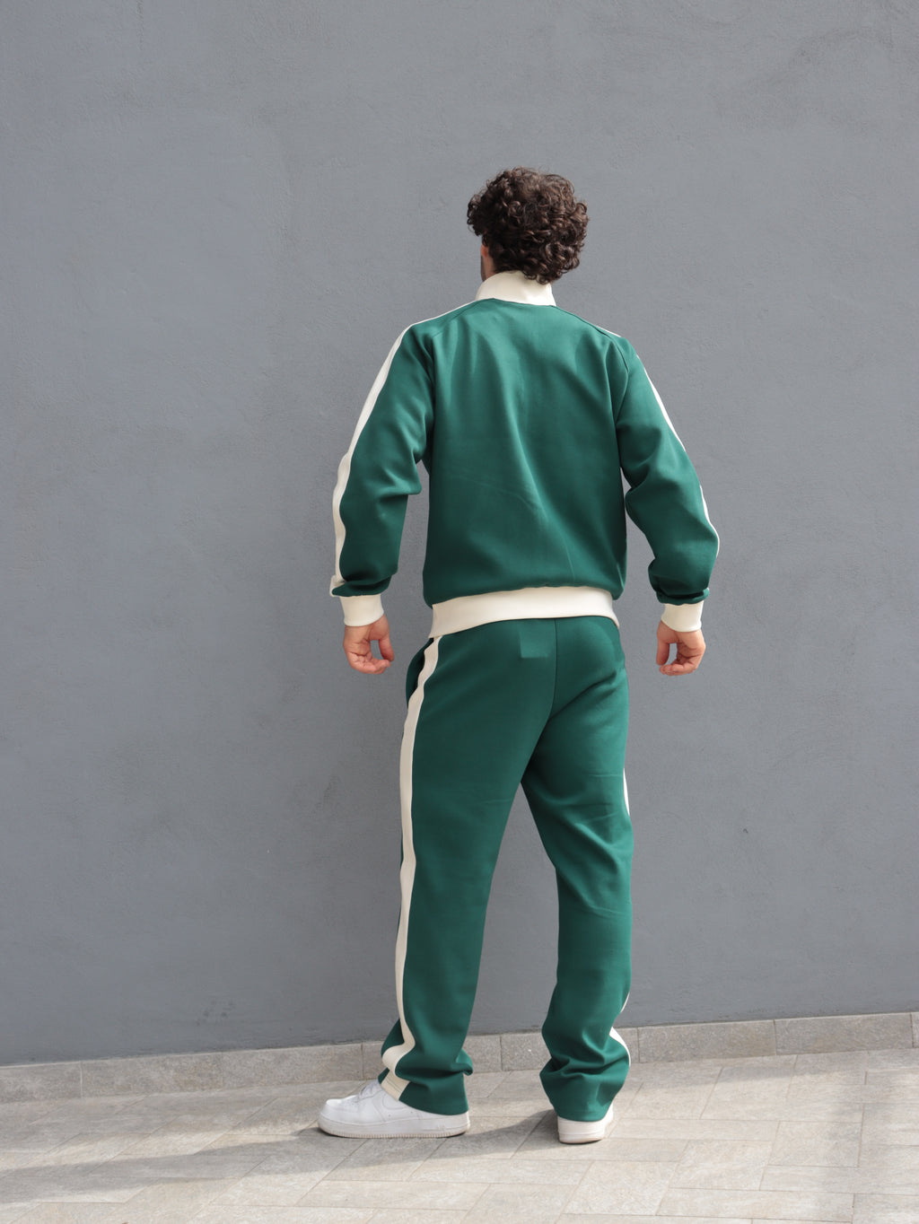 Tuta Karl Kani verde con bande laterali – Stile streetwear premium