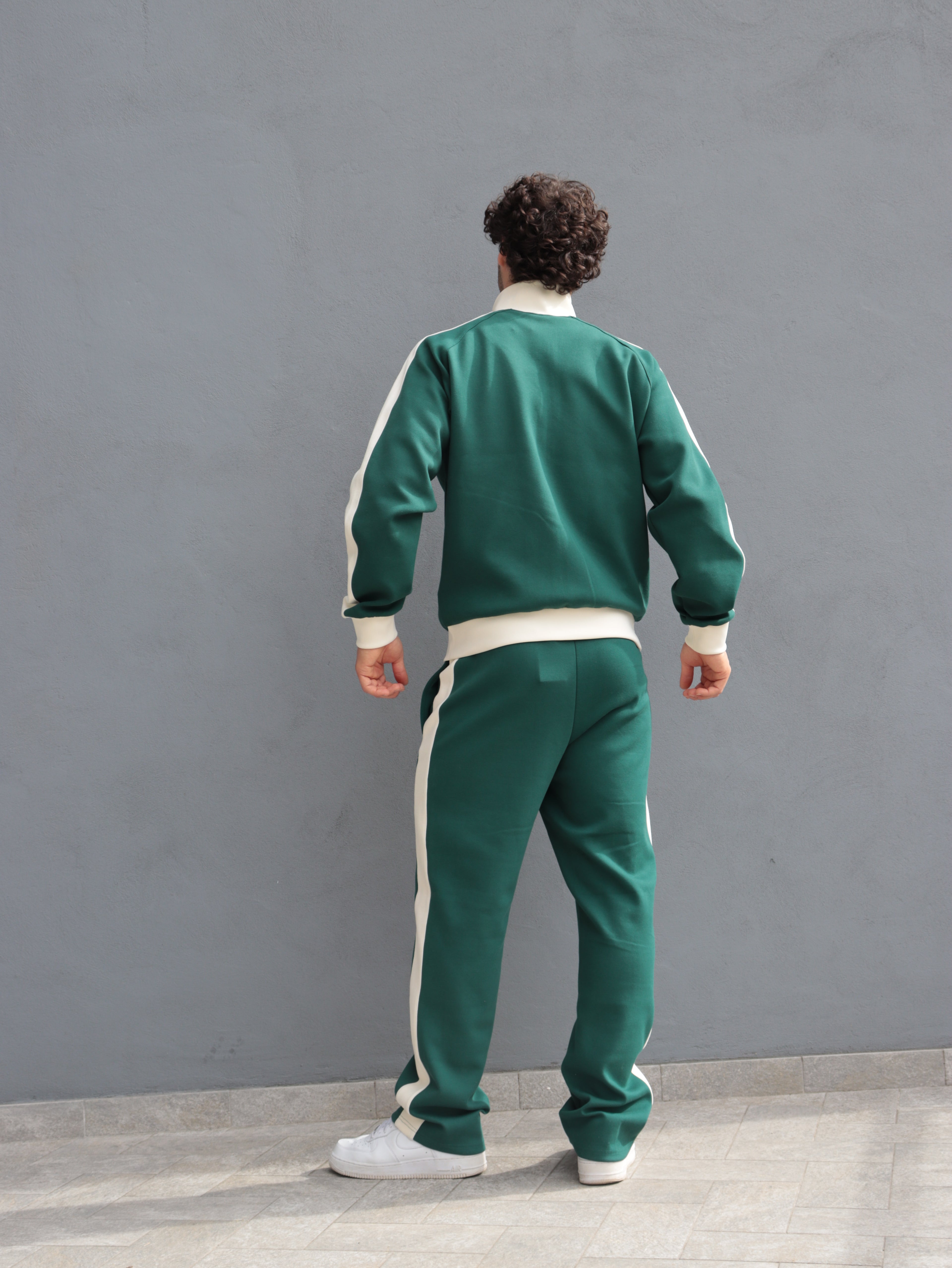 Tuta Karl Kani verde con bande laterali – Stile streetwear premium