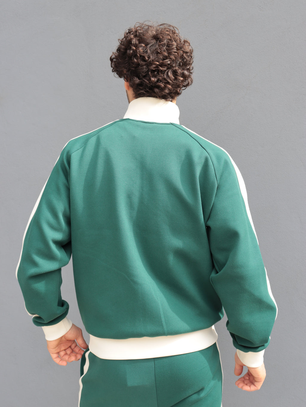 Tuta Karl Kani verde con bande laterali – Stile streetwear premium