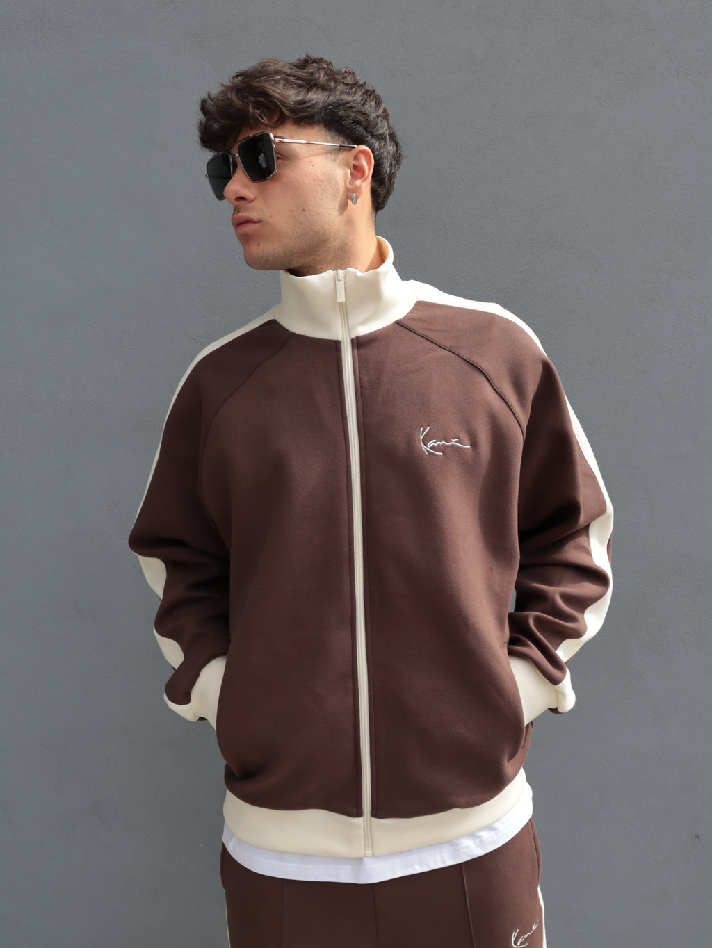 Tuta Karl Kani marrone con bande laterali – Stile streetwear premium