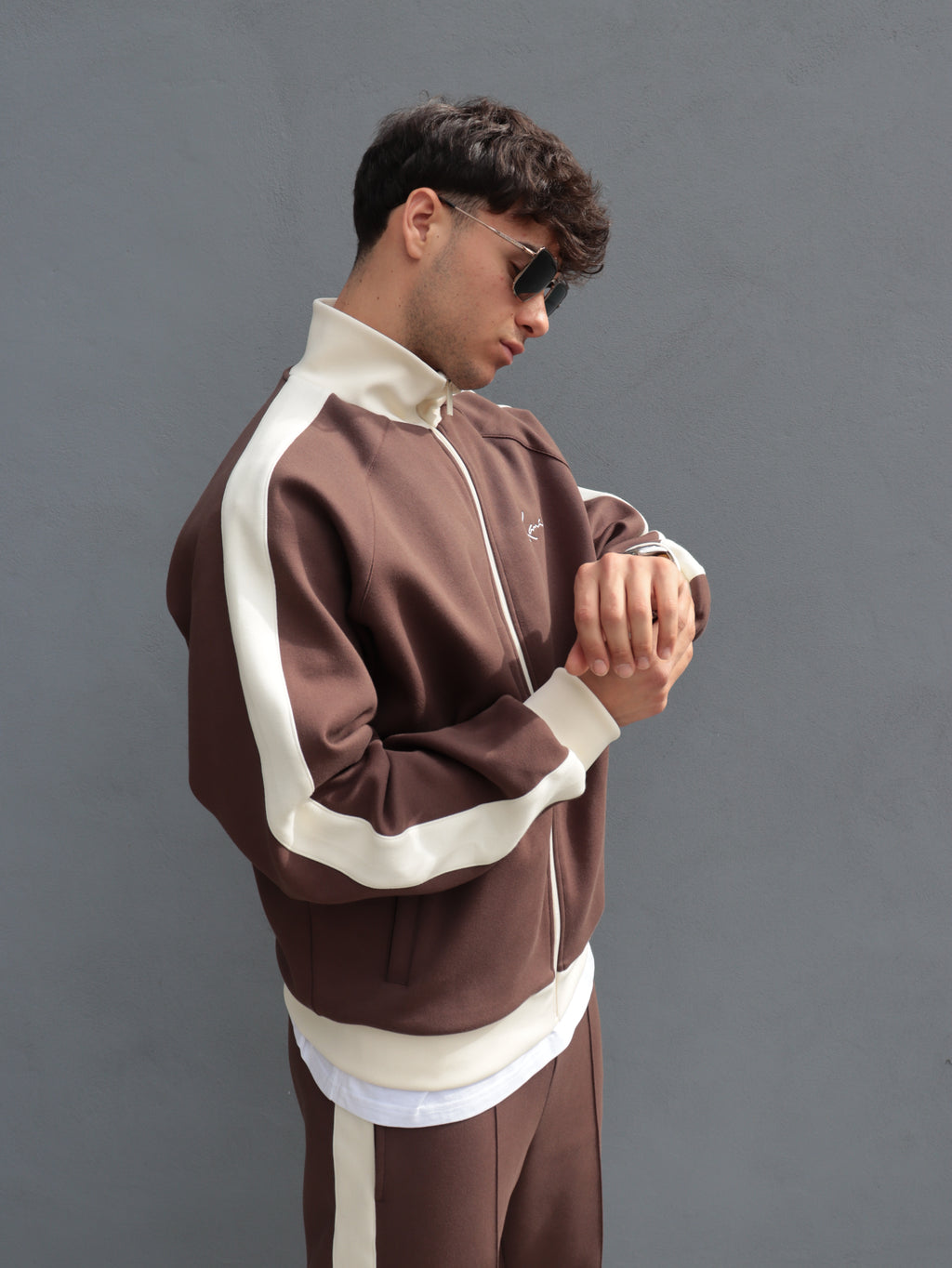 Tuta Karl Kani marrone con bande laterali – Stile streetwear premium