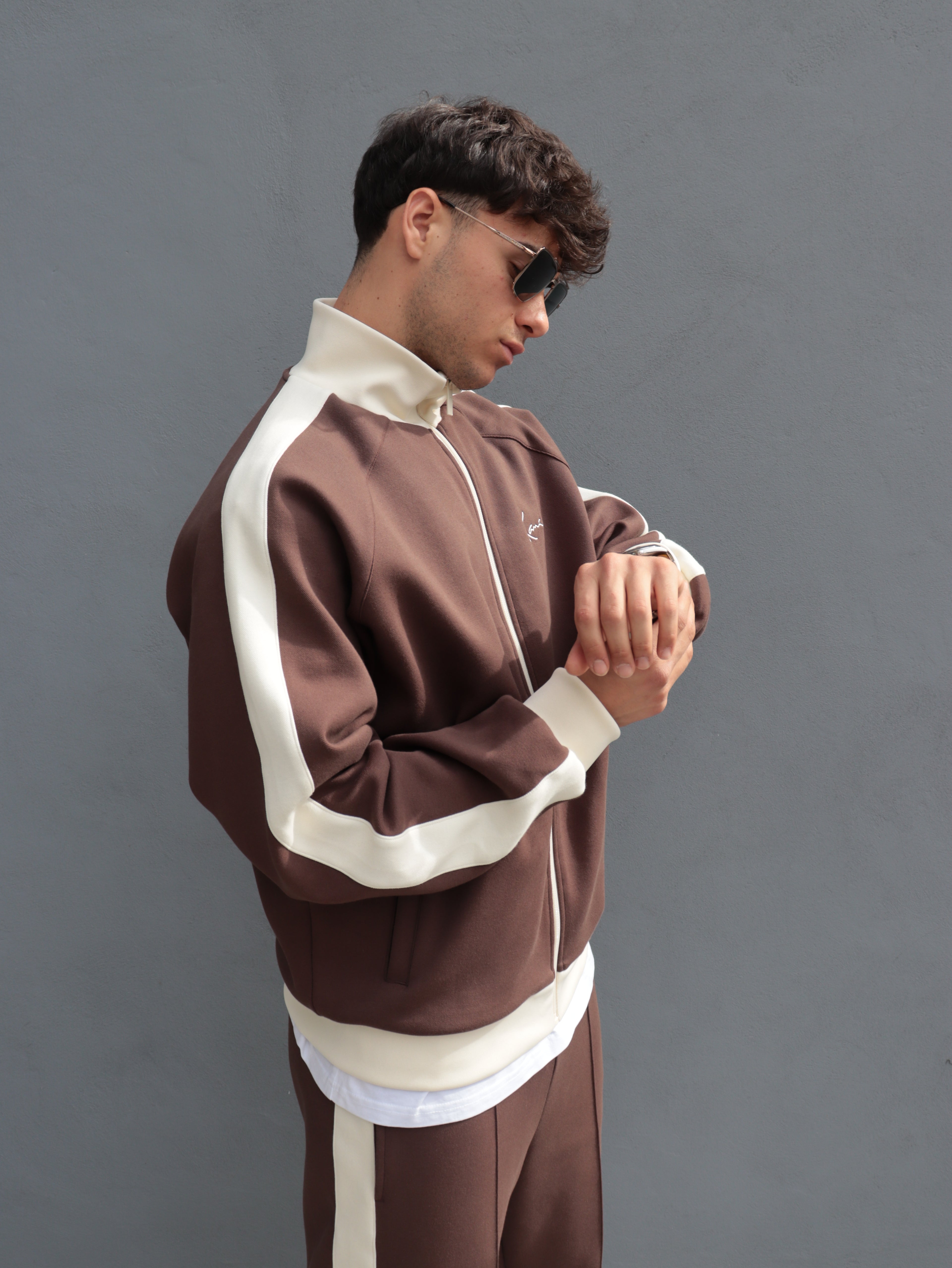 Tuta Karl Kani marrone con bande laterali – Stile streetwear premium