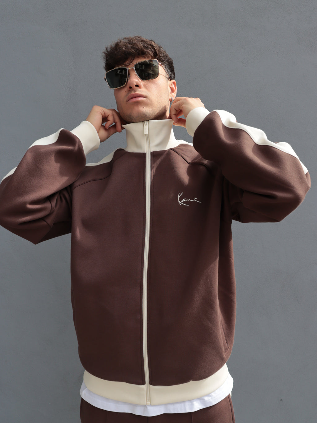 Tuta Karl Kani marrone con bande laterali – Stile streetwear premium