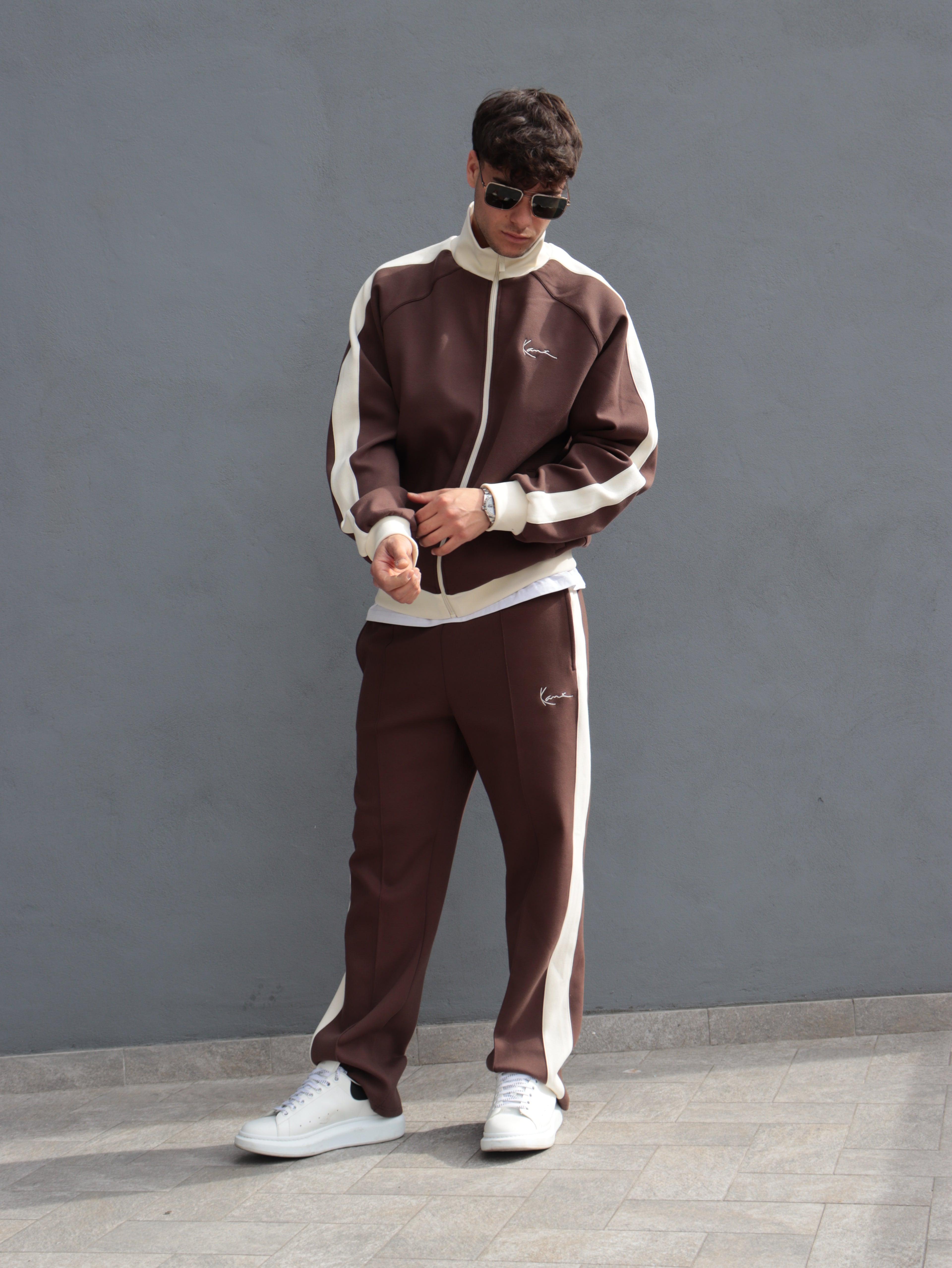 Tuta Karl Kani marrone con bande laterali – Stile streetwear premium