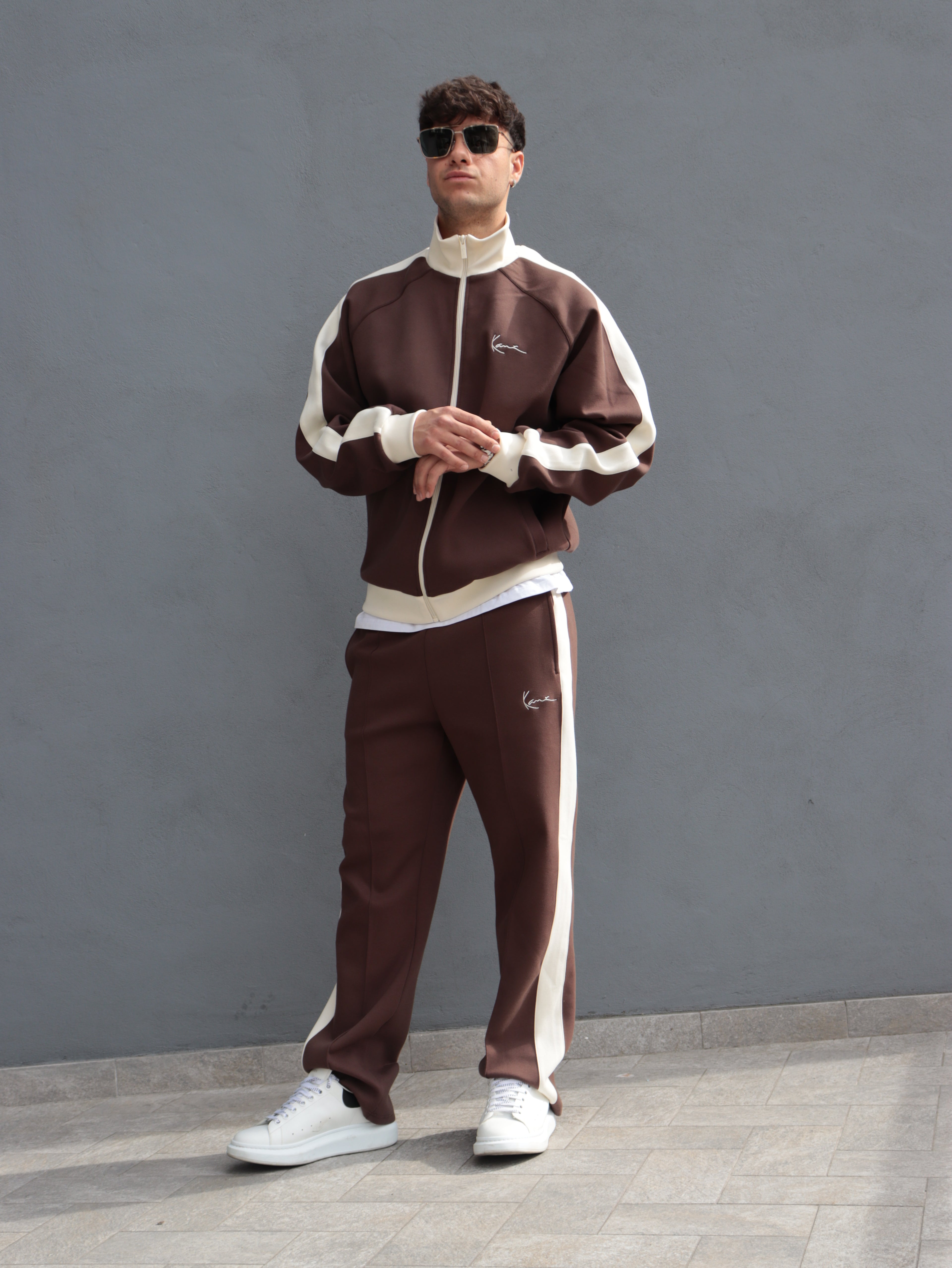 Tuta Karl Kani marrone con bande laterali – Stile streetwear premium