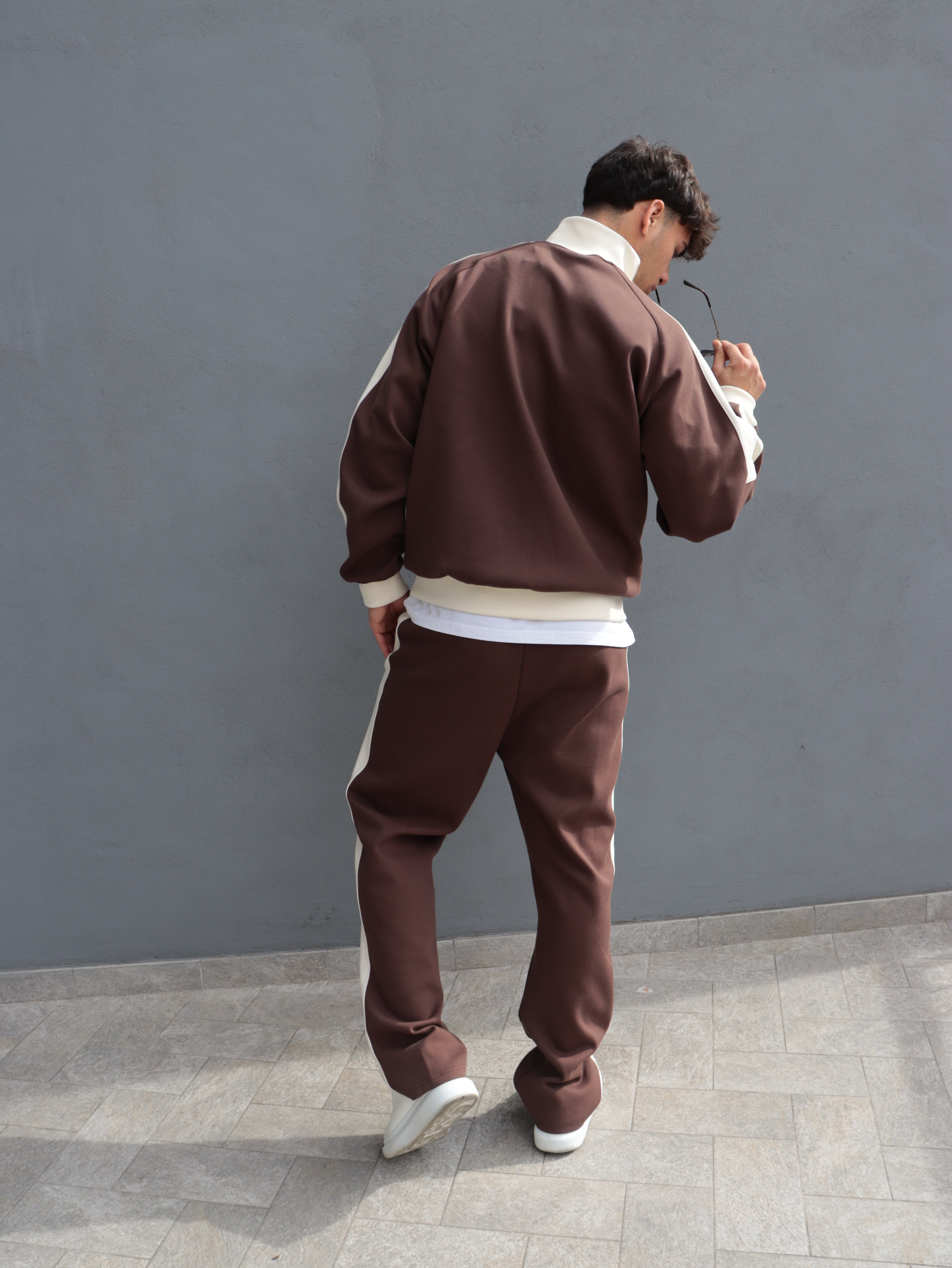 Tuta Karl Kani marrone con bande laterali – Stile streetwear premium