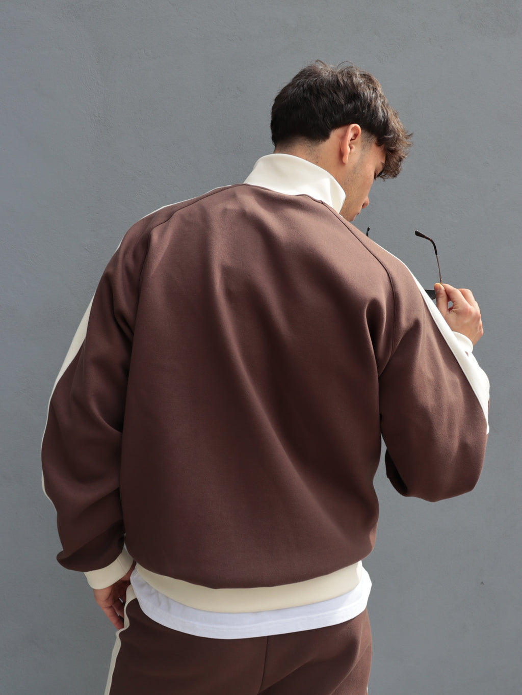 Tuta Karl Kani marrone con bande laterali – Stile streetwear premium