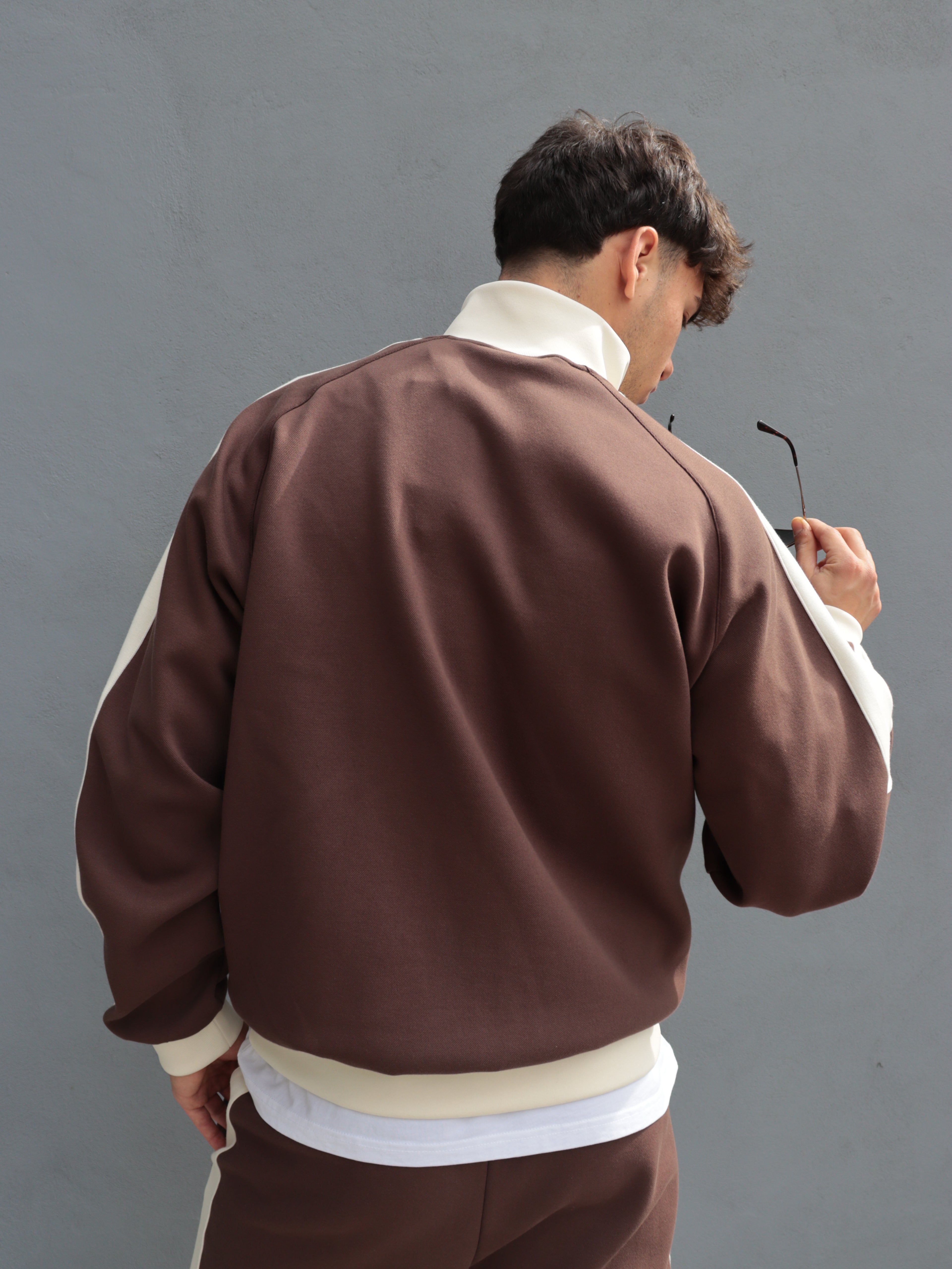 Tuta Karl Kani marrone con bande laterali – Stile streetwear premium