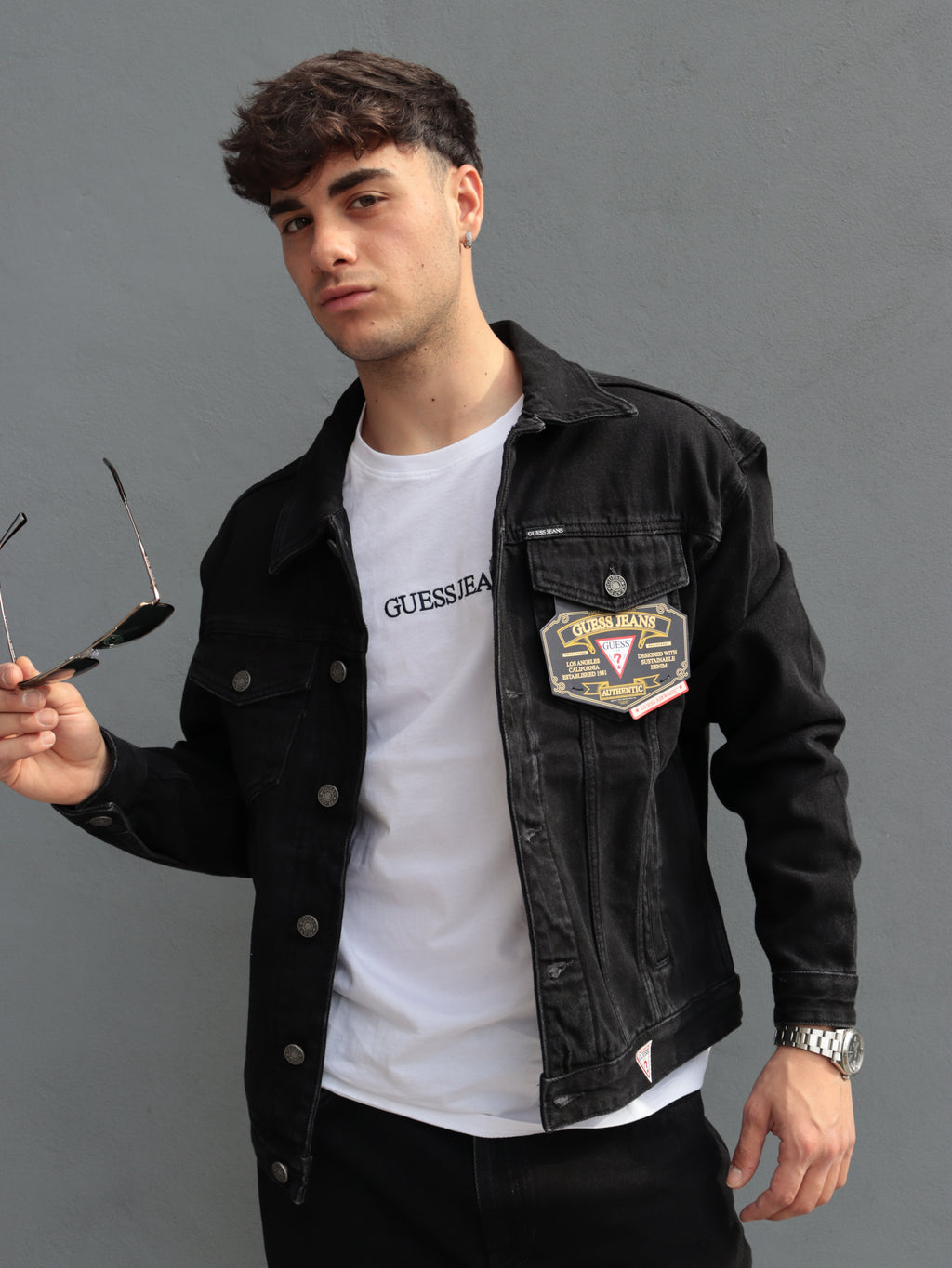 Giacca Denim Nera Uomo Guess Jeans con T-Shirt Logo – Look Casual Moderno