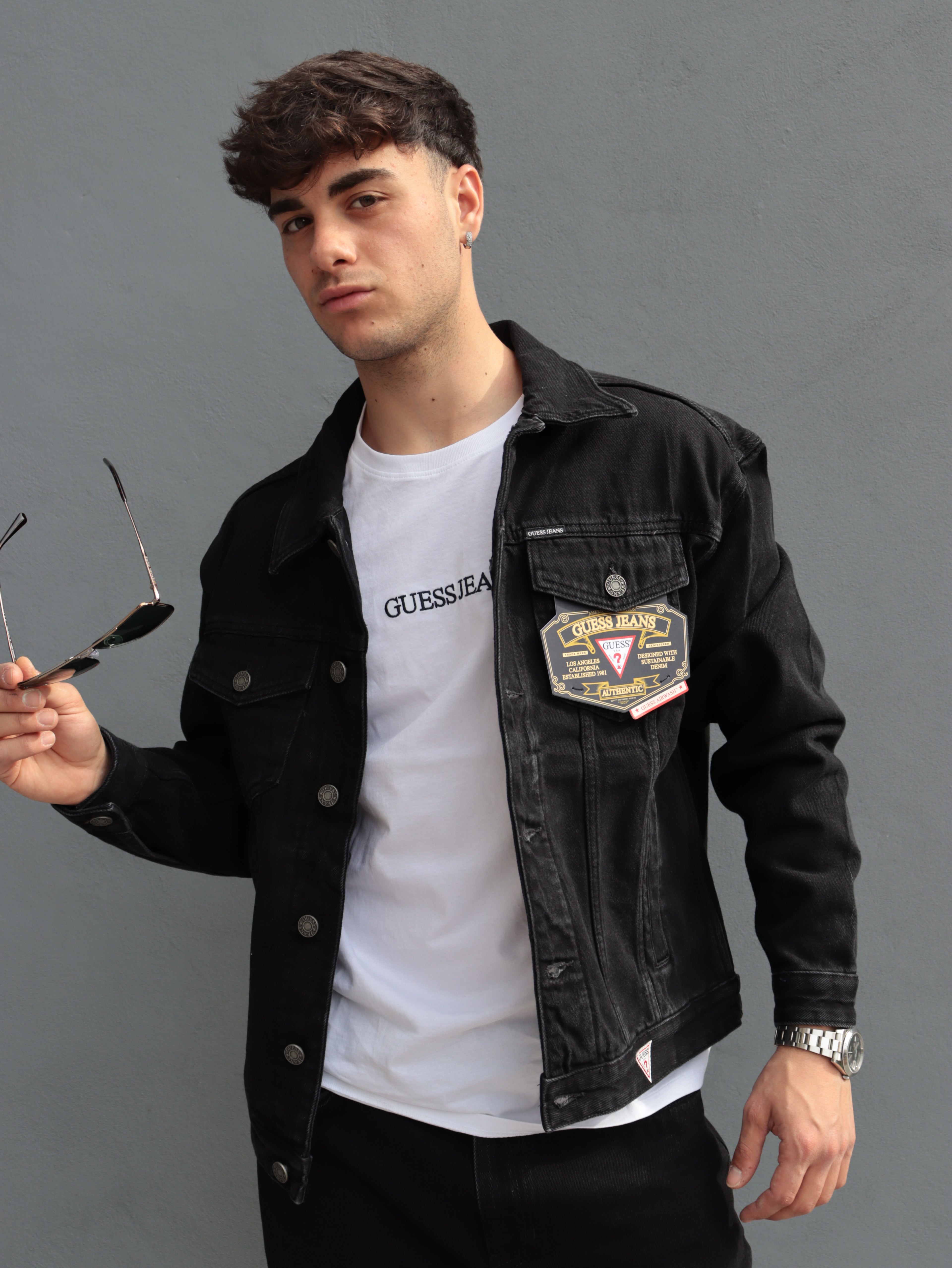 Giacca Denim Nera Uomo Guess Jeans con T-Shirt Logo – Look Casual Moderno