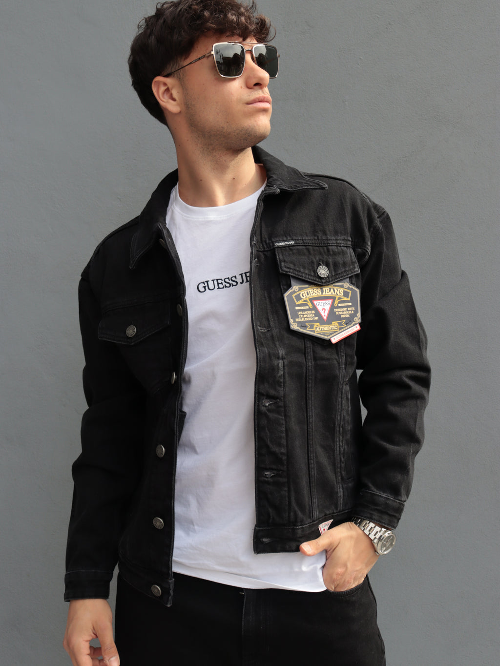 Giacca Denim Nera Uomo Guess Jeans con T-Shirt Logo – Look Casual Moderno