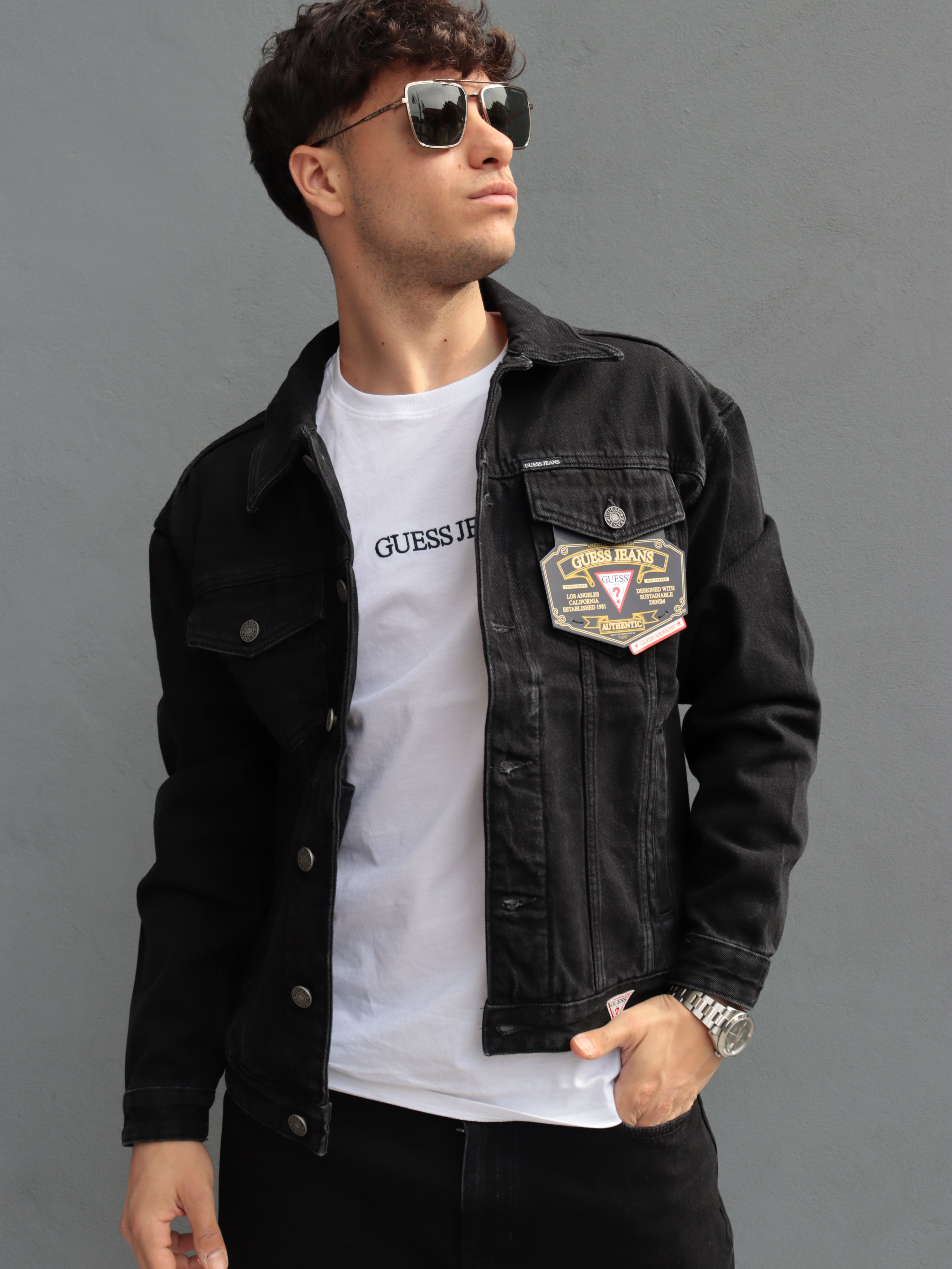 Giacca Denim Nera Uomo Guess Jeans con T-Shirt Logo – Look Casual Moderno