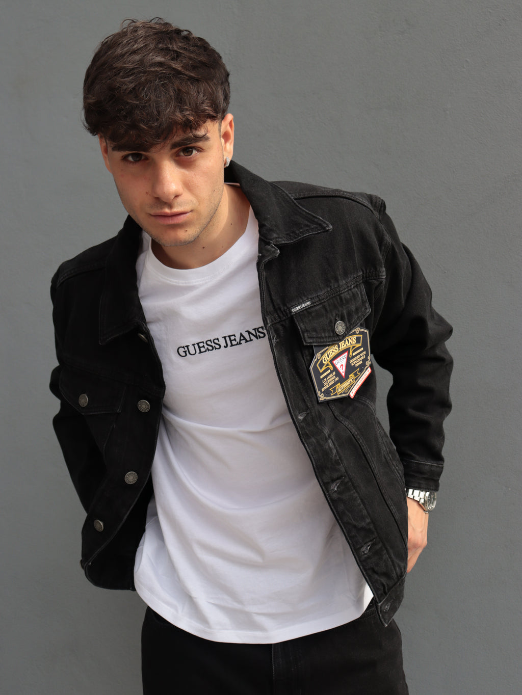 Giacca Denim Nera Uomo Guess Jeans con T-Shirt Logo – Look Casual Moderno