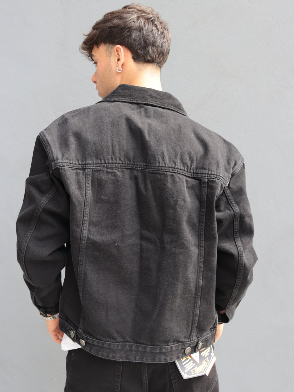Giacca Denim Nera Uomo Guess Jeans con T-Shirt Logo – Look Casual Moderno